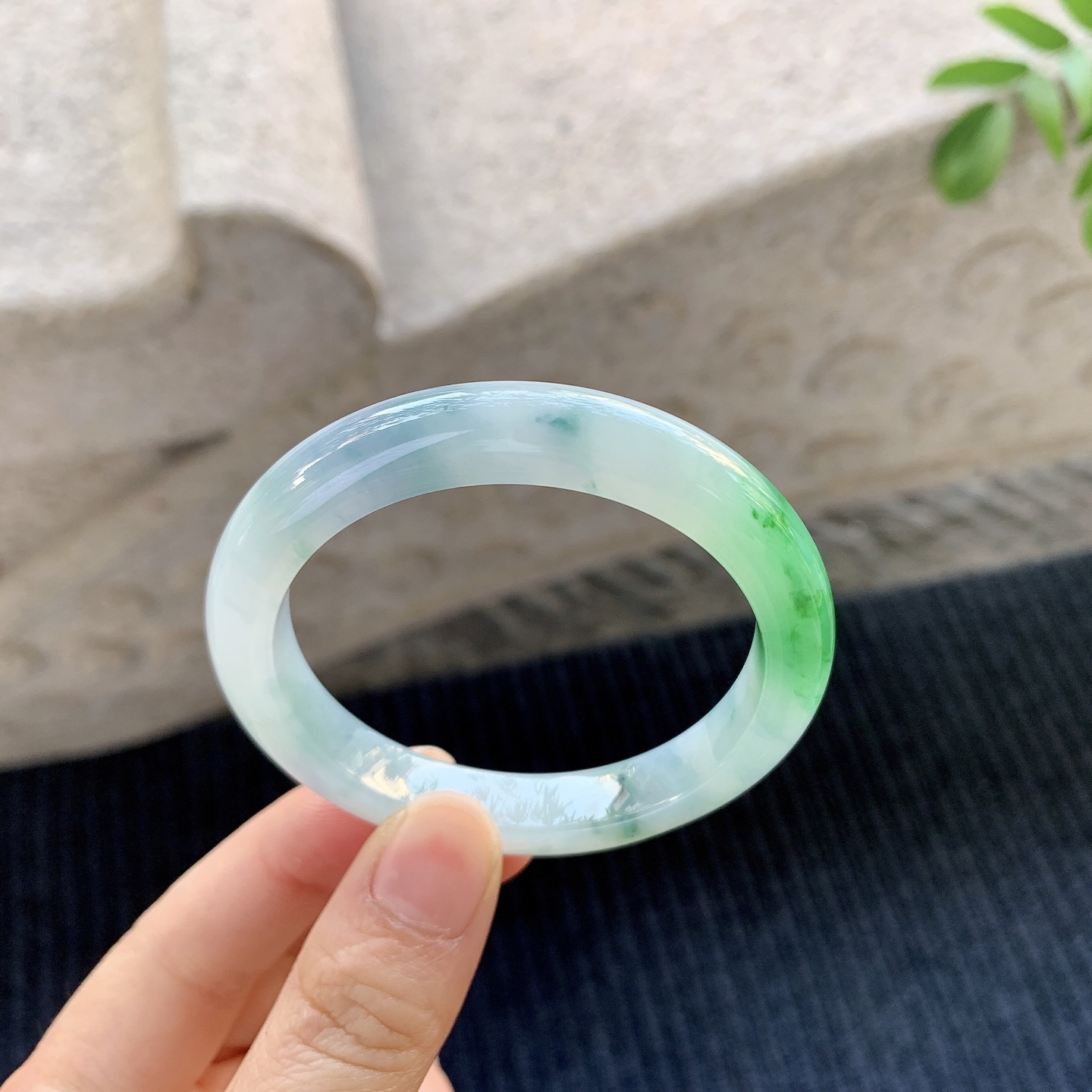 正圈49 50【圈口】50.6/9.4/7.8【编码】B2072278【描述】细糯飘辣绿，水润，种老，细腻，打灯有絮线