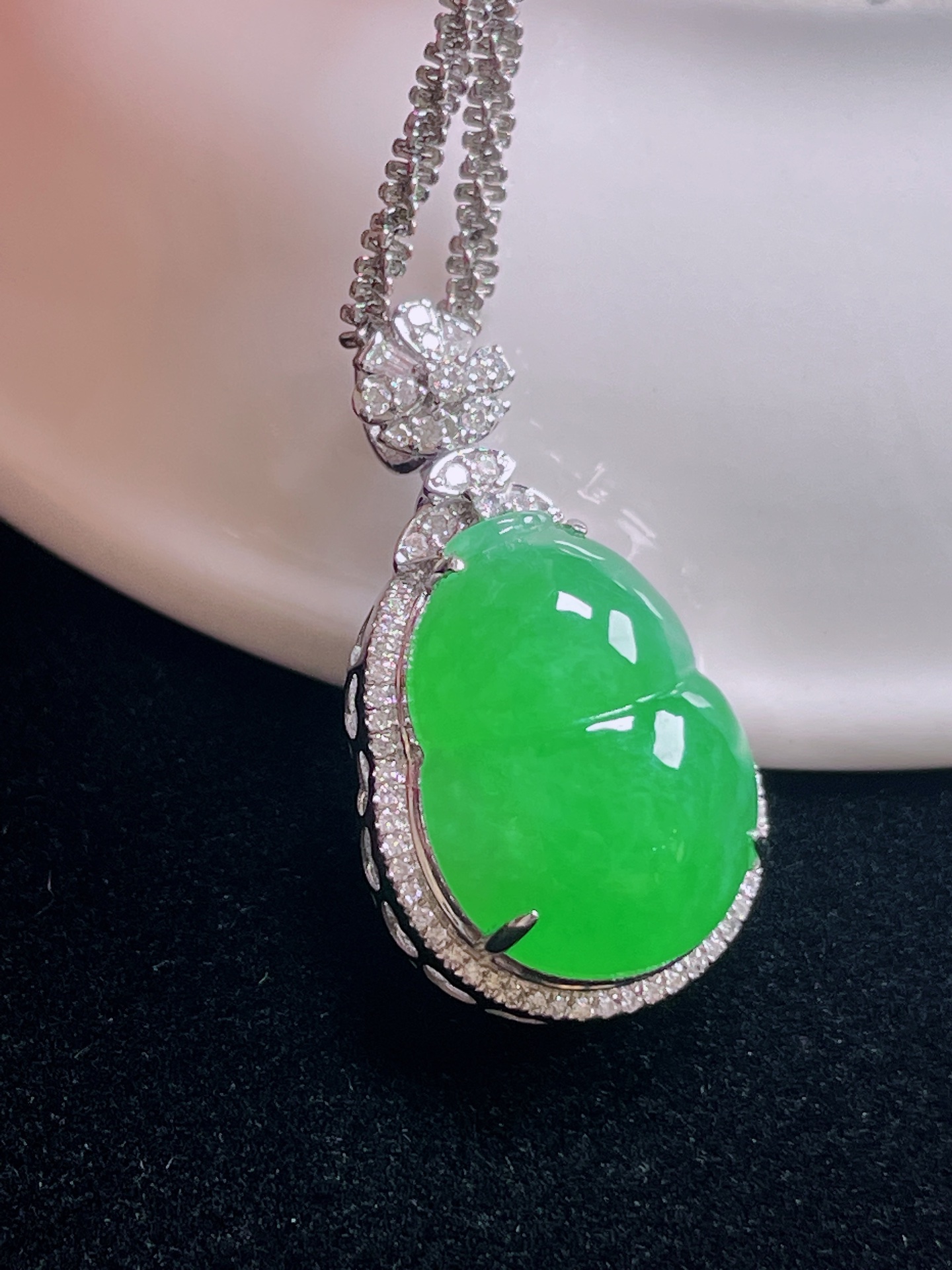 ️ 绿葫芦 饱满圆润 色泽浓郁 整体：28.1/15.5/11.4 裸石：17.4/12.9
