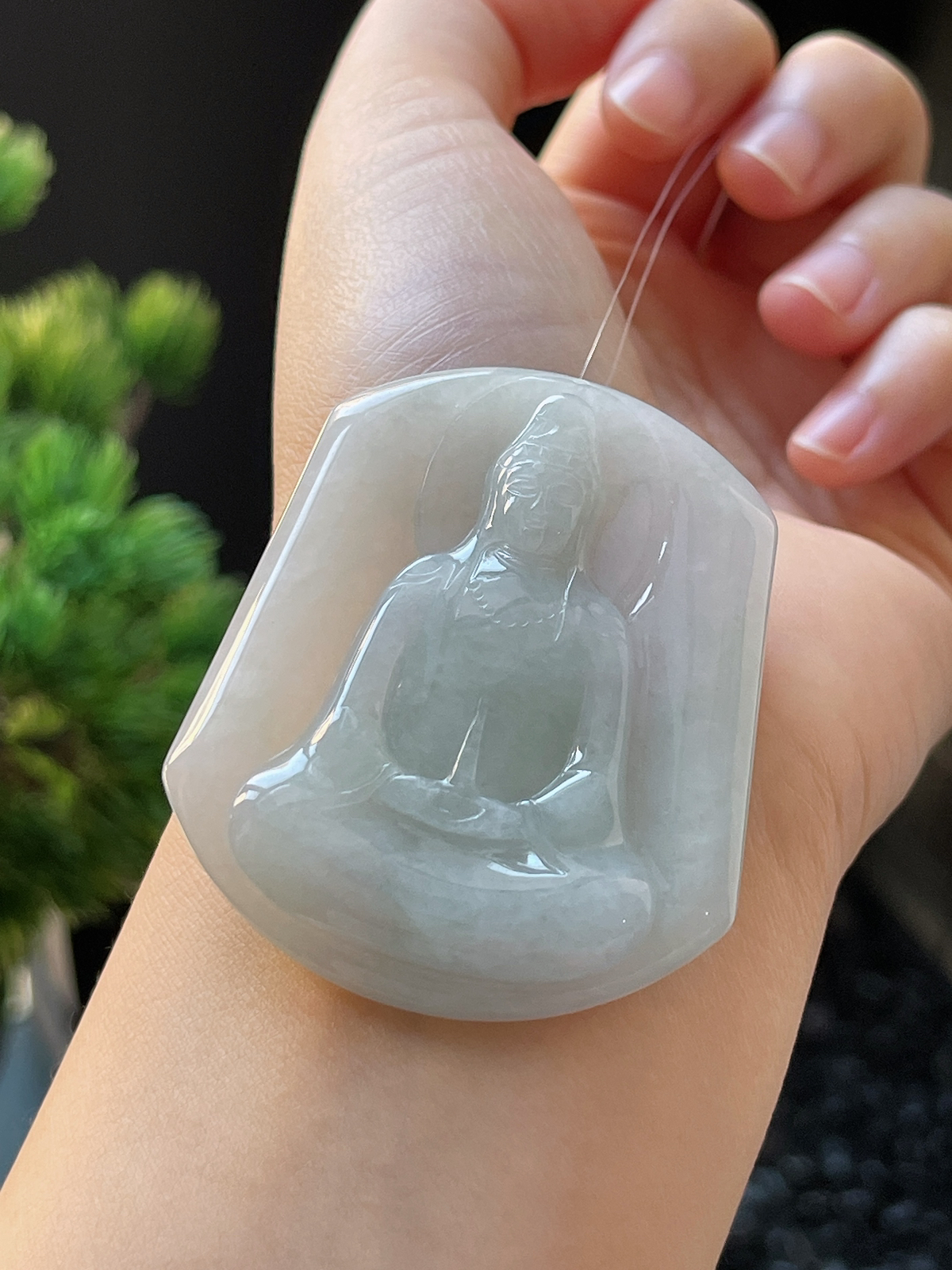 翡翠糯化种淡绿色吊坠