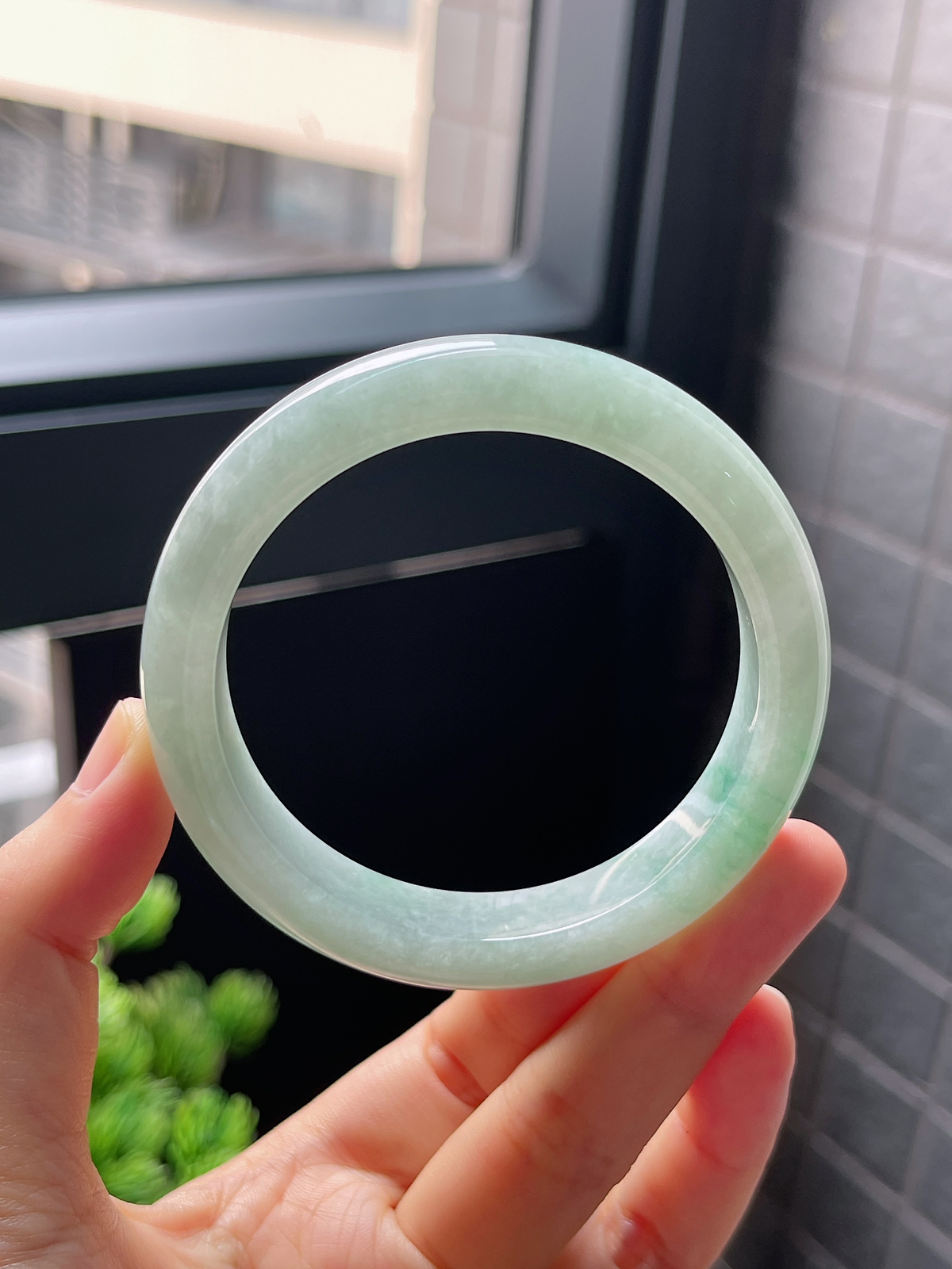 圈口55.3，糯化种绿色飘花翡翠正圈手镯