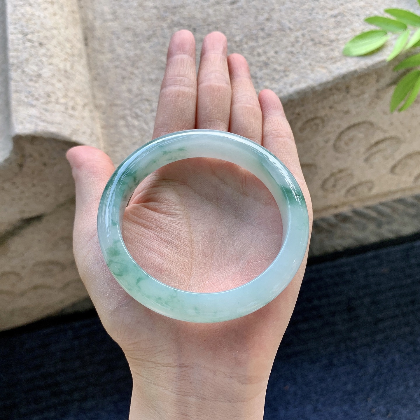 正圈57 58【圈口】58.6/12/8.2【编码】FL072330【描述】细糯飘花，水润，种老，细腻，打灯有棉线