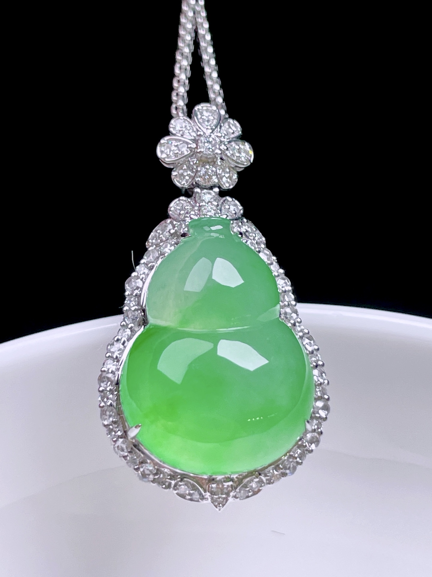 ️ 阳绿葫芦 色泽鲜艳，油润起胶，18k金镶嵌 整体：30/16.7/11.5 裸石：18/13.