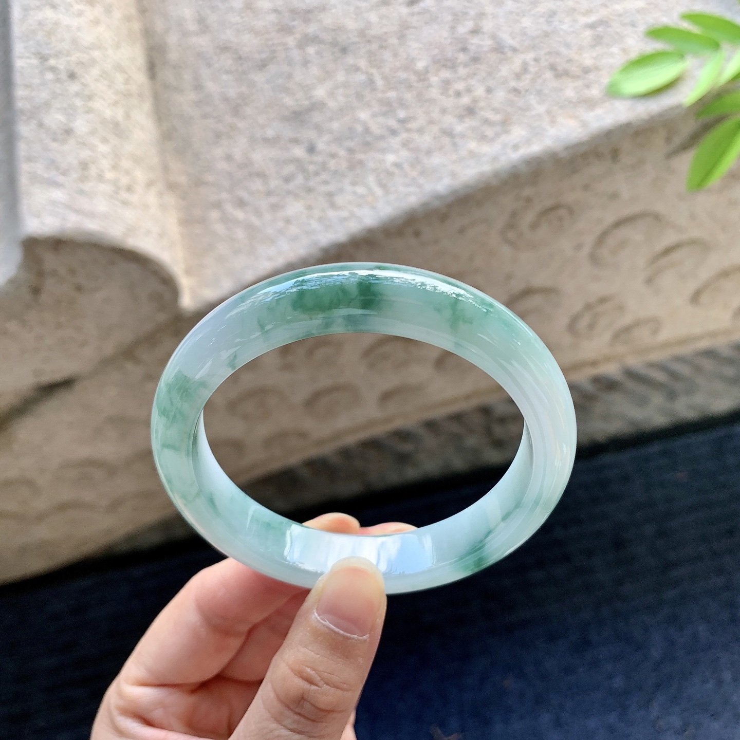 正圈57 58【圈口】58.6/12/8.2【编码】FL072330【描述】细糯飘花，水润，种老，细腻，打灯有棉线