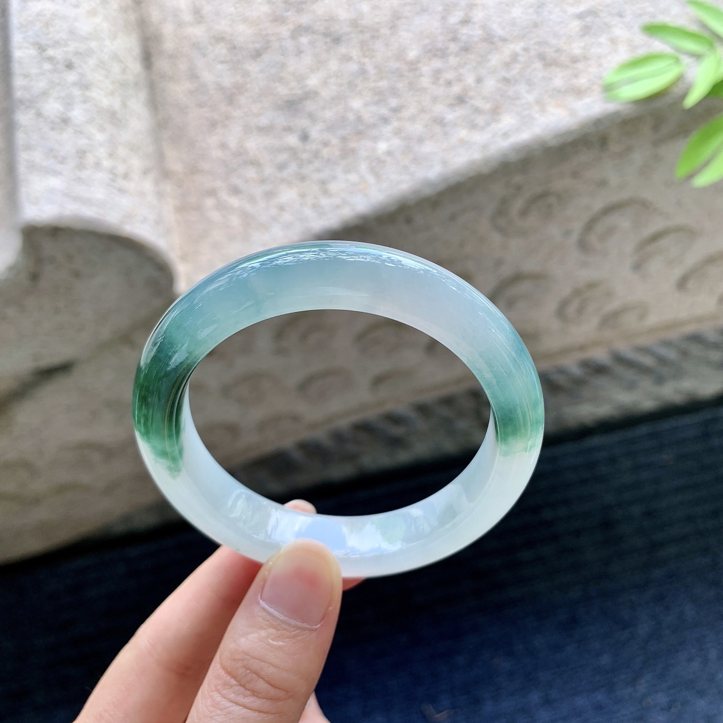 正圈53 54【圈口】54.6/11.8/8.4【编码】C5072317【描述】冰糯飘花，水润，种老，细腻，打灯有棉线