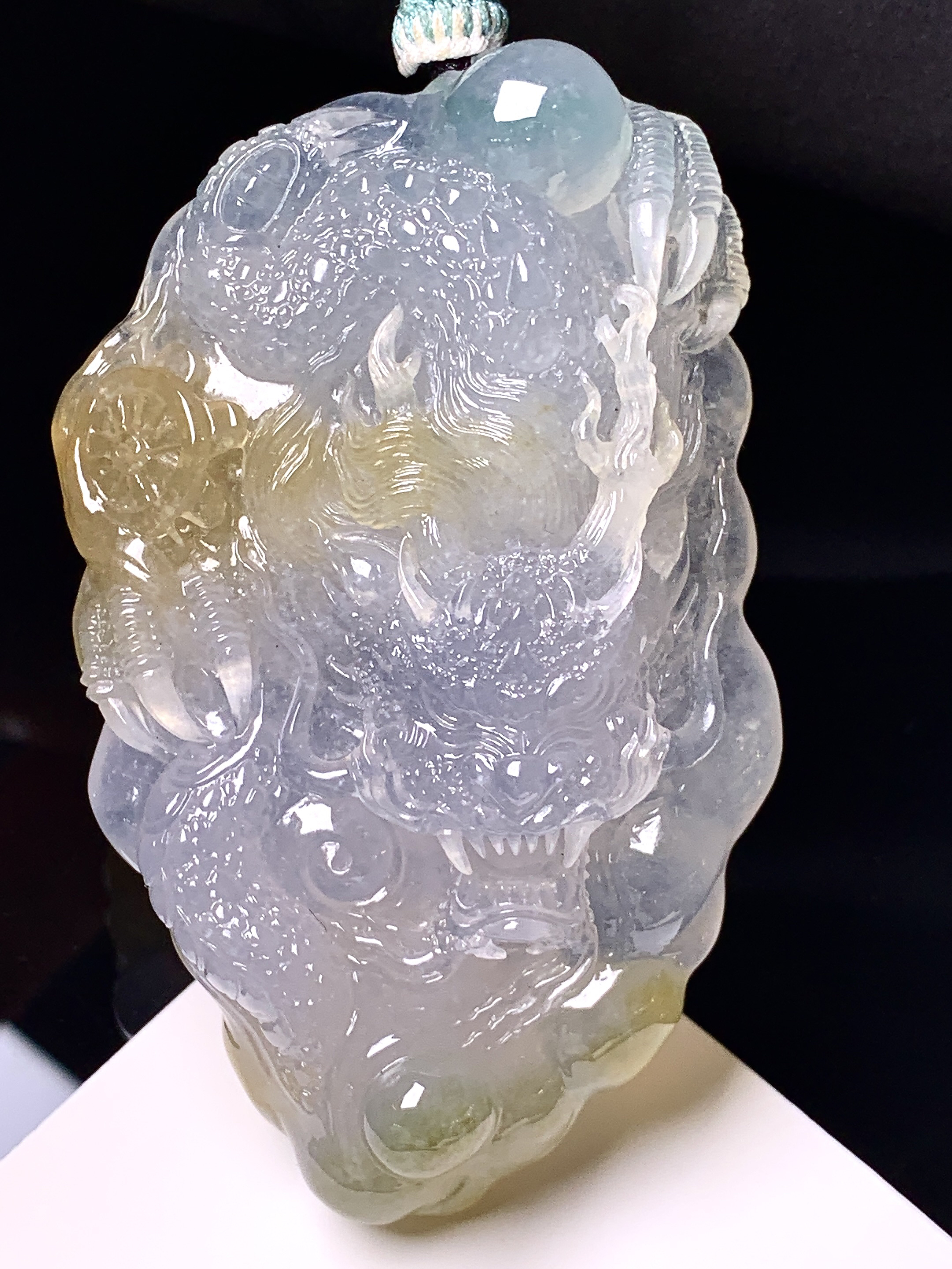 飘黄翡龙牌吊坠 玉质细腻 色泽艳丽清新 水润亮眼 整体尺寸68.6*40.8*13.6 a5