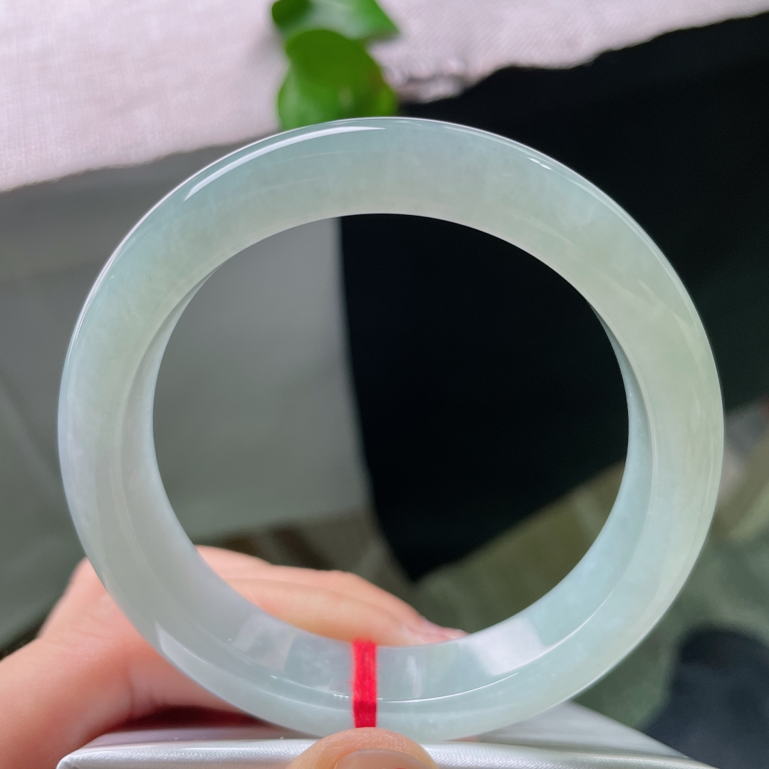 57/12.3/8.9，绿底正圈，无裂，浅青晴水凝玉镯，质地水润澄澈，素面简约温润大方，腕间一抹淡雅