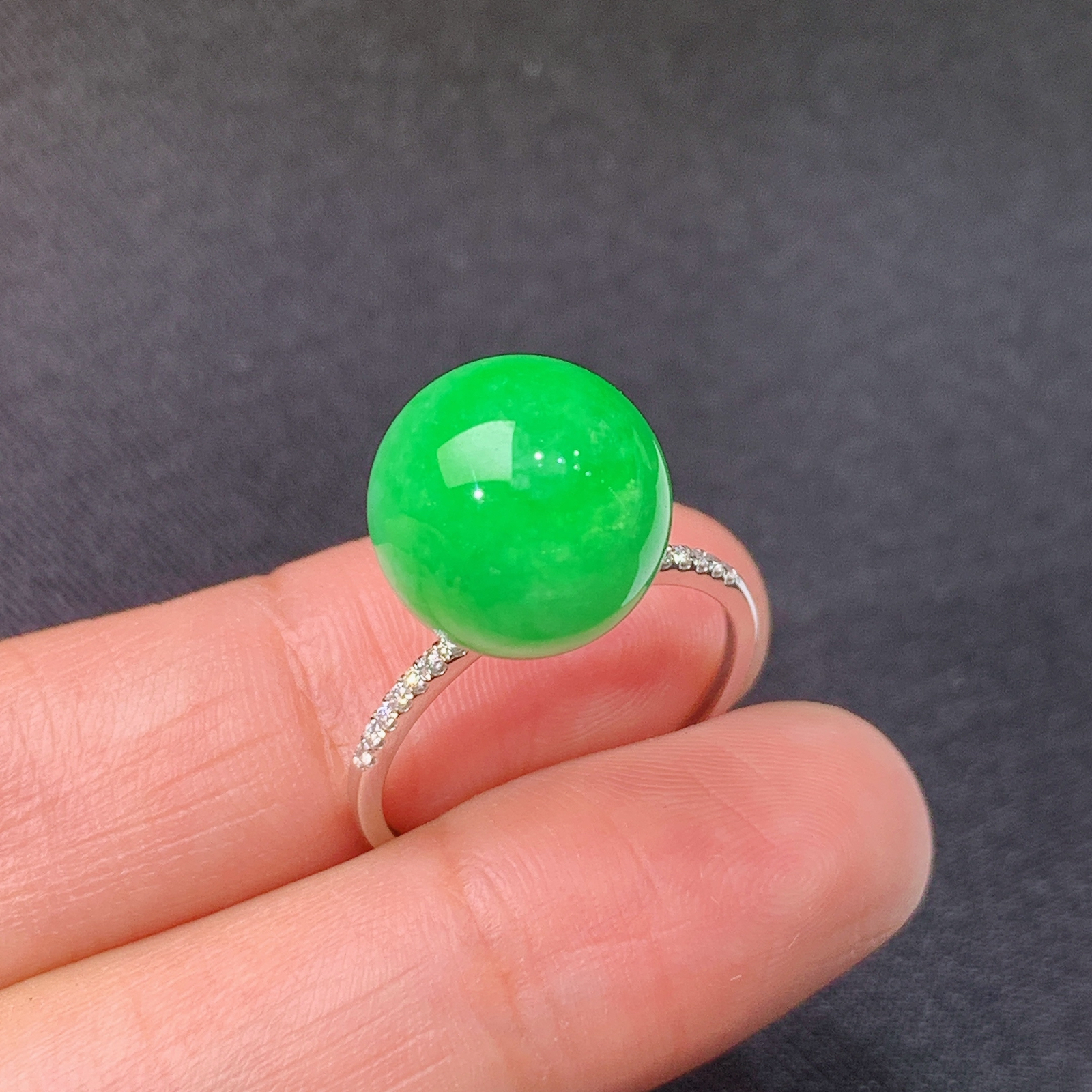 阳绿圆珠戒指，18k金镶嵌，简约时尚，冰润色阳，种水足，Hl 圈口15 直径11.8