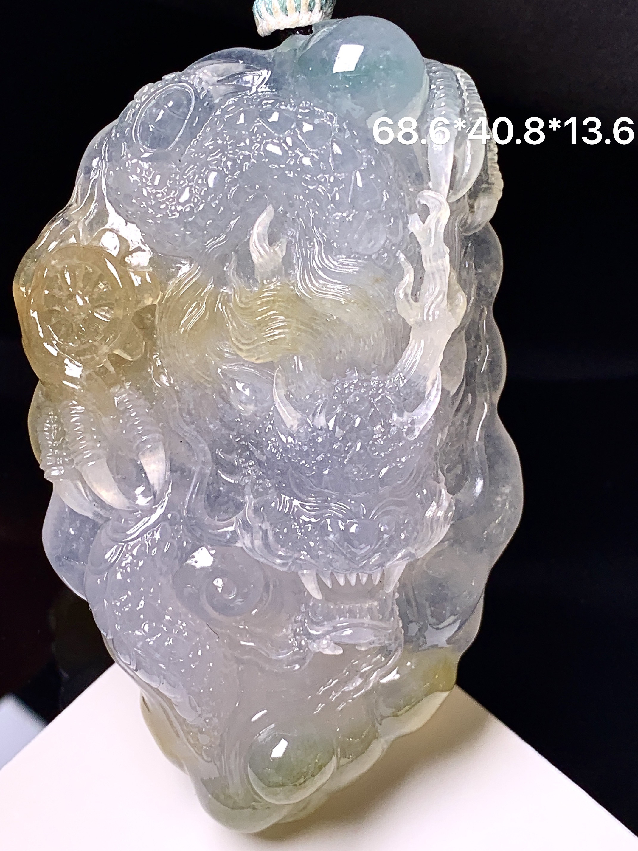 飘黄翡龙牌吊坠 玉质细腻 色泽艳丽清新 水润亮眼 整体尺寸68.6*40.8*13.6 a5