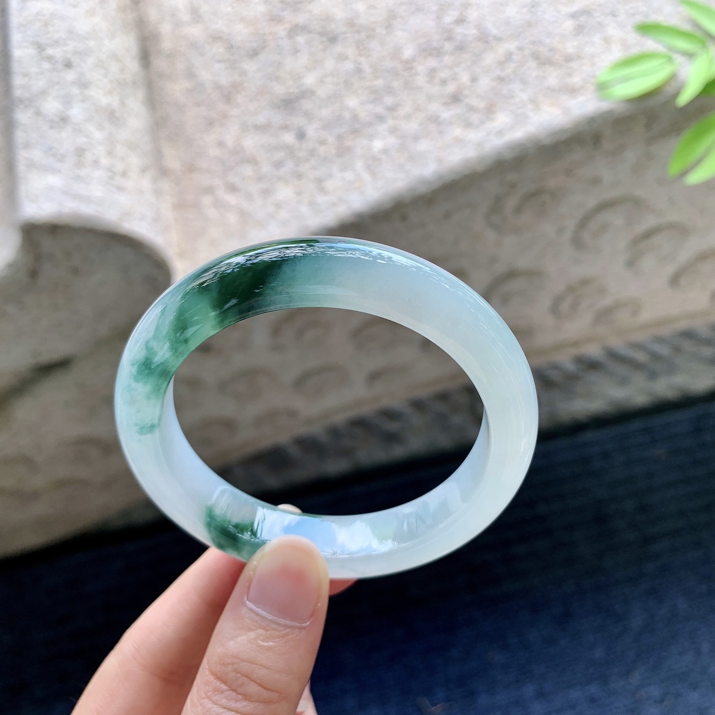 正圈53 54【圈口】54.6/11.8/8.4【编码】C5072317【描述】冰糯飘花，水润，种老，细腻，打灯有棉线