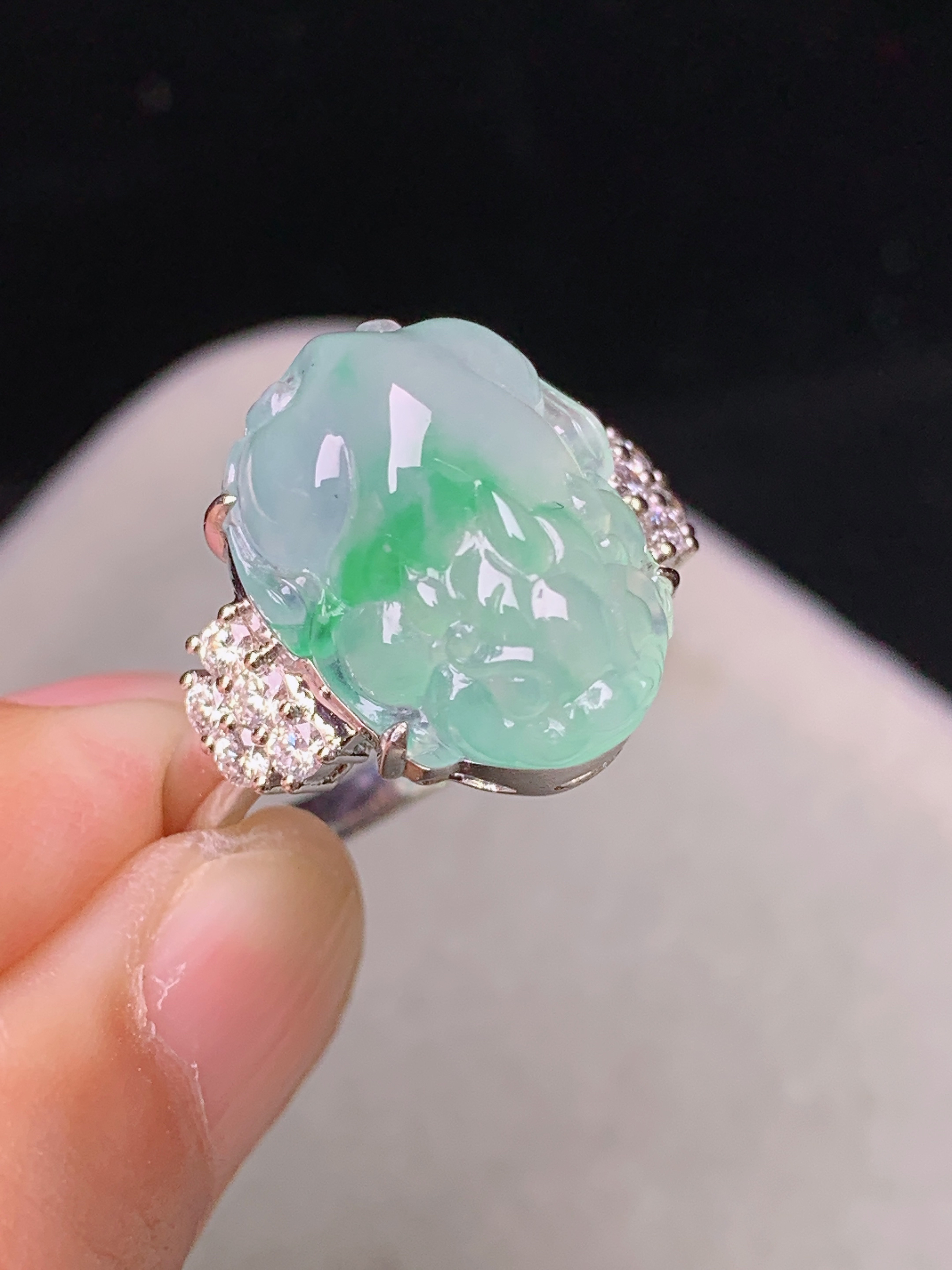 18k金钻镶嵌飘绿貔貅戒指 玉质细腻 色泽艳丽清新 水润亮眼 圈口15.5 裸石尺寸16.2*12.8*7.2 z3