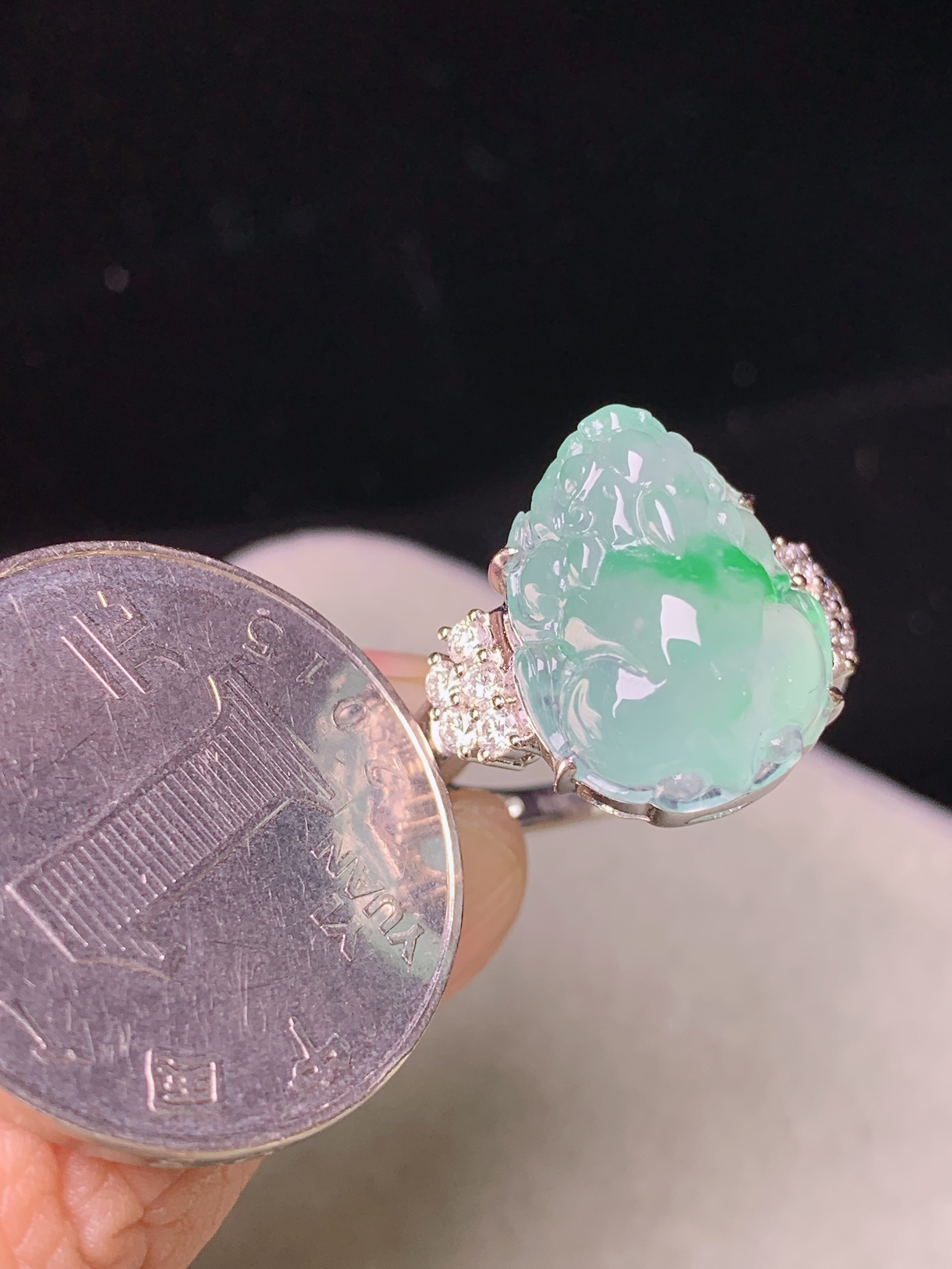 18k金钻镶嵌飘绿貔貅戒指 玉质细腻 色泽艳丽清新 水润亮眼 圈口15.5 裸石尺寸16.2*12.8*7.2 z3