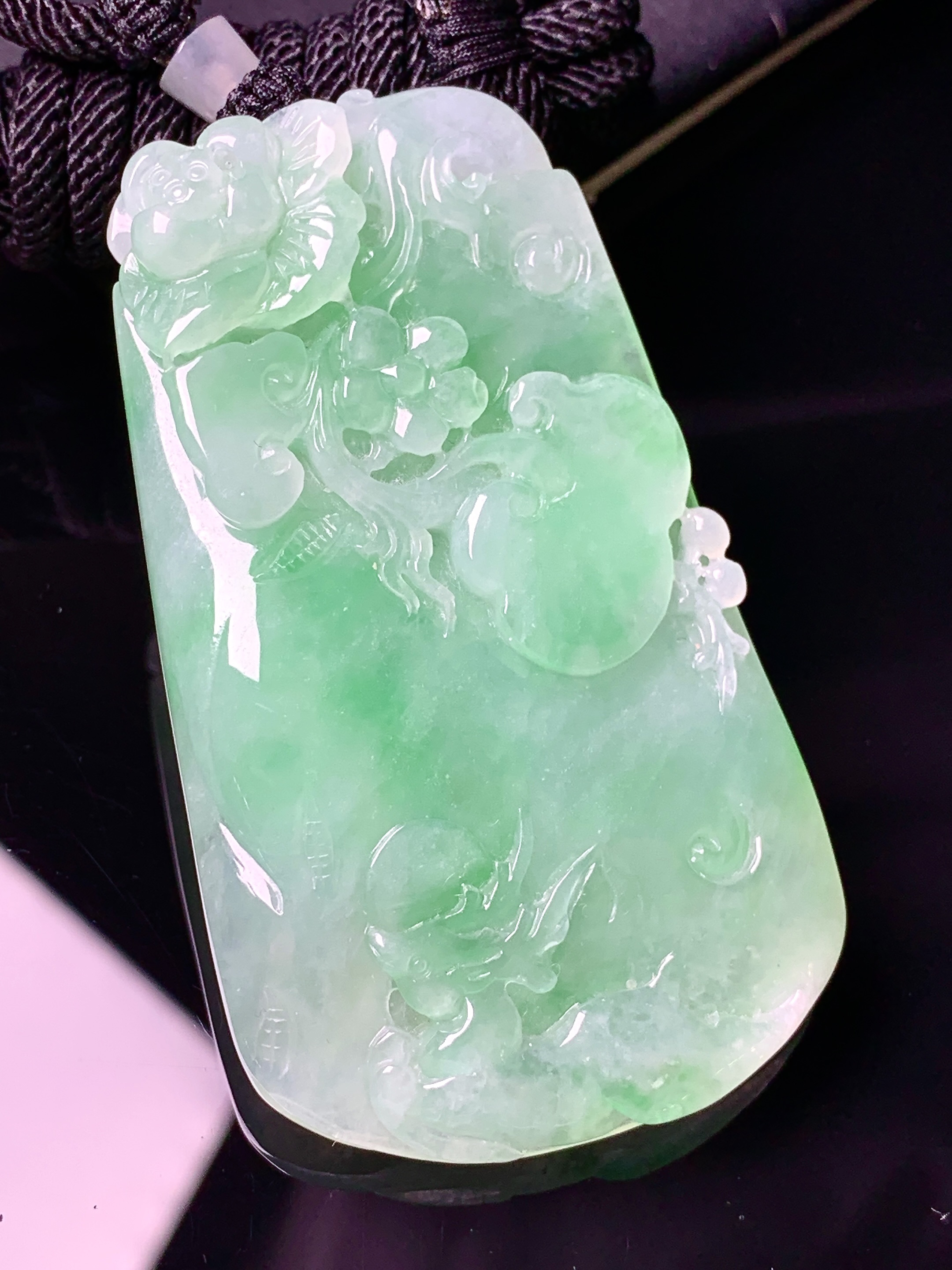 飘阳绿梅花牌吊坠 玉质细腻 色泽艳丽清新 水润亮眼 整体尺寸59*24.5*7 a5