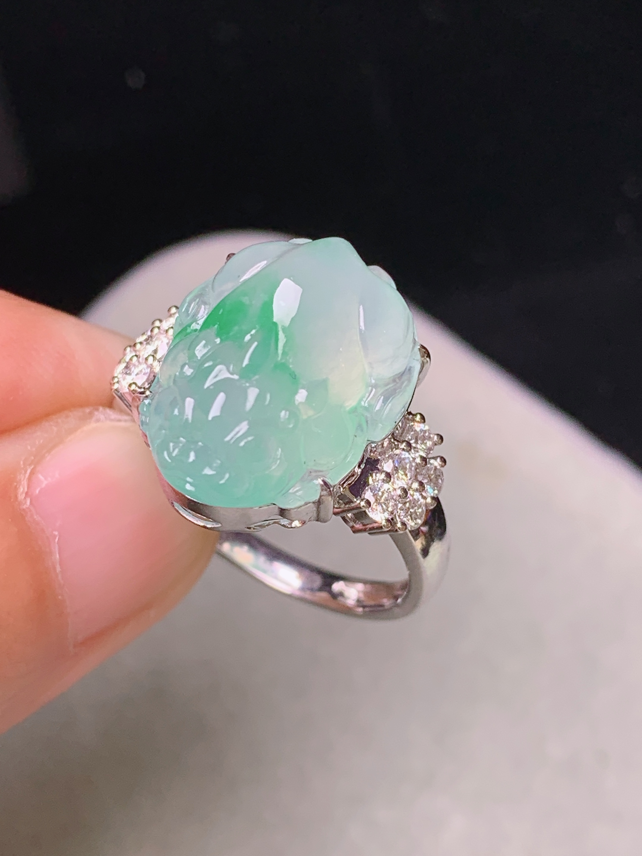 18k金钻镶嵌飘绿貔貅戒指 玉质细腻 色泽艳丽清新 水润亮眼 圈口15.5 裸石尺寸16.2*12.8*7.2 z3