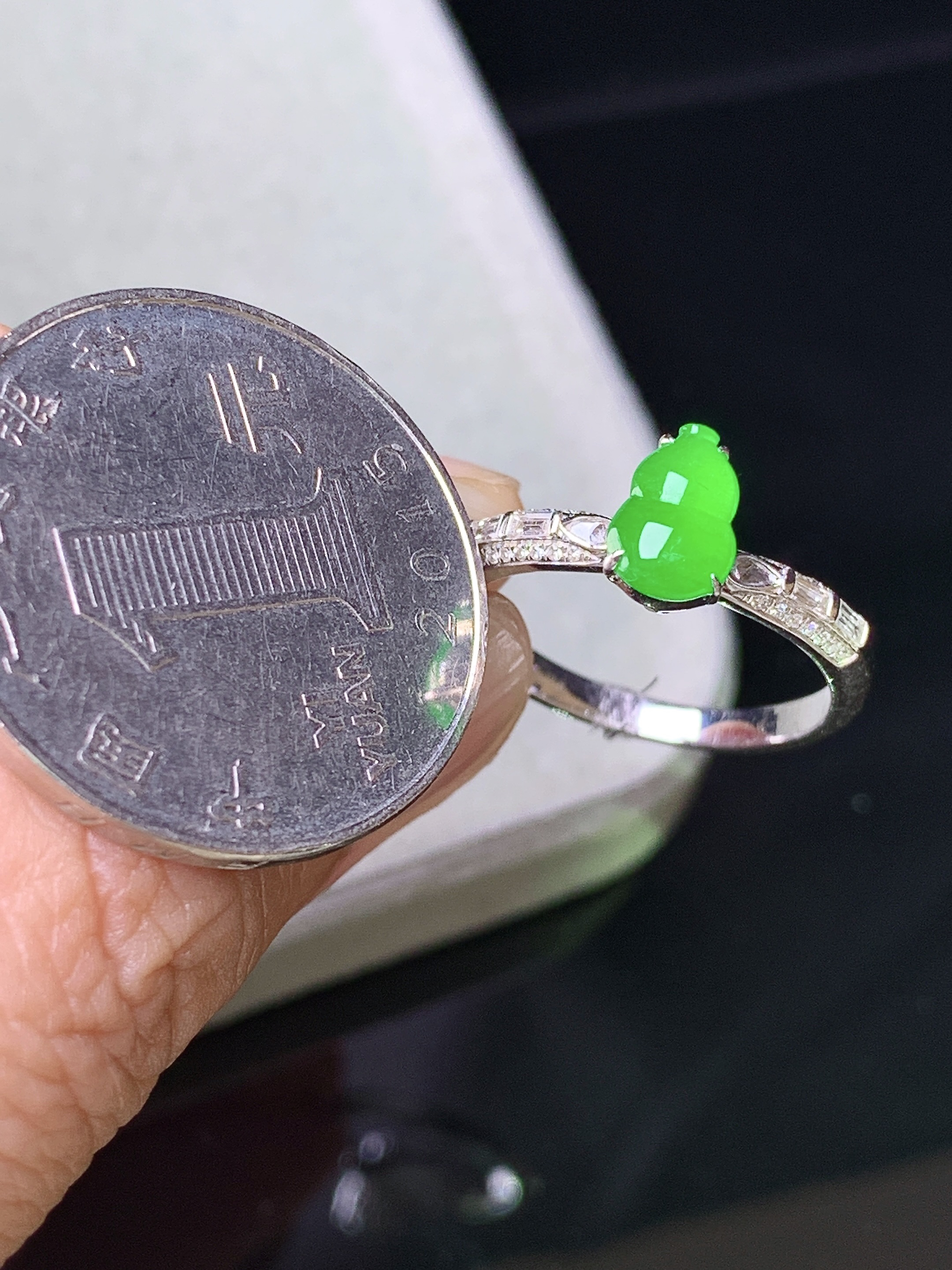 18k金钻镶嵌冰阳绿葫芦戒指 玉质细腻 色泽艳丽清新 水润亮眼 圈口13.5 裸石尺寸7.7*5*2 m7