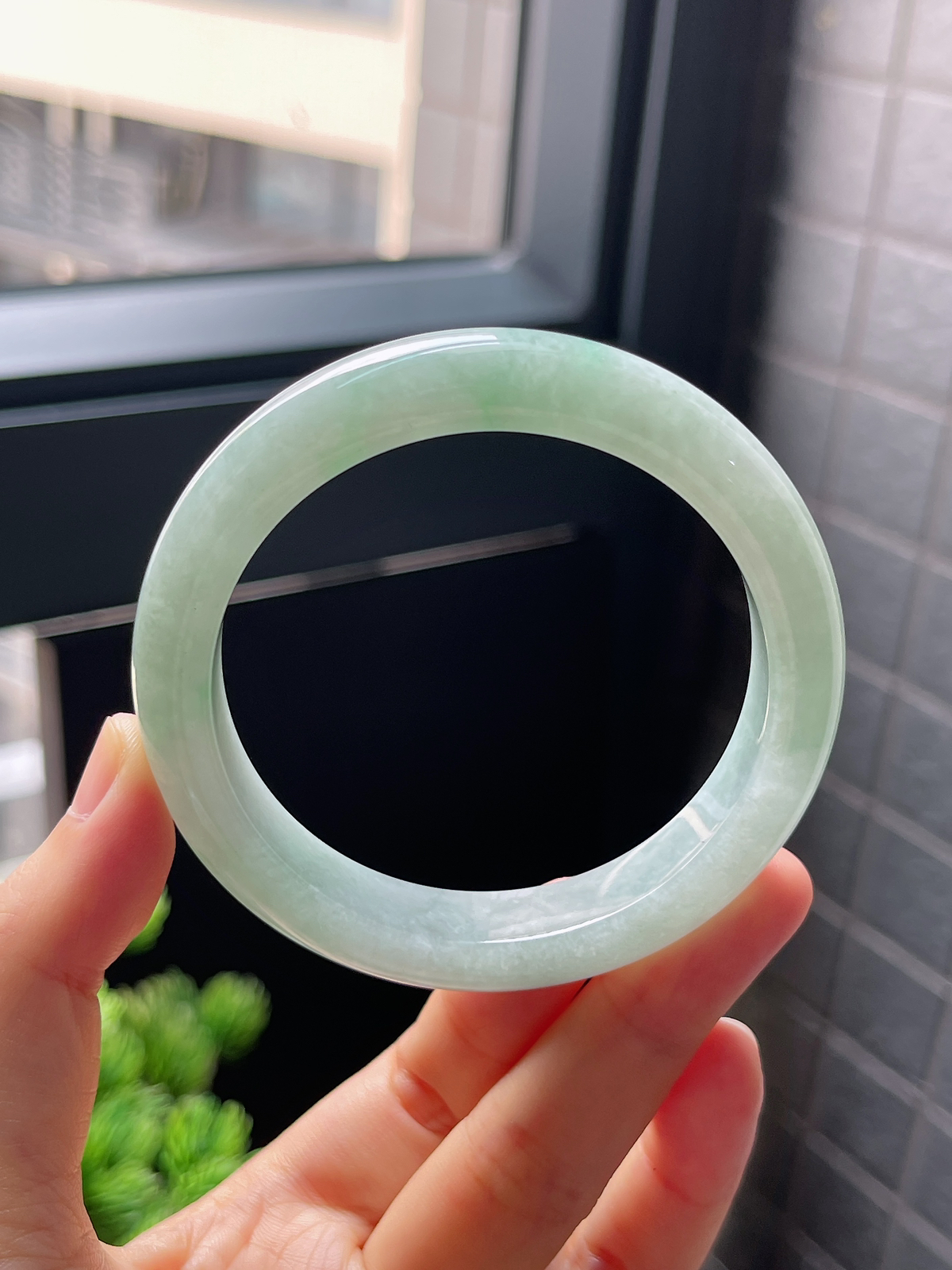 圈口55.3，糯化种绿色飘花翡翠正圈手镯