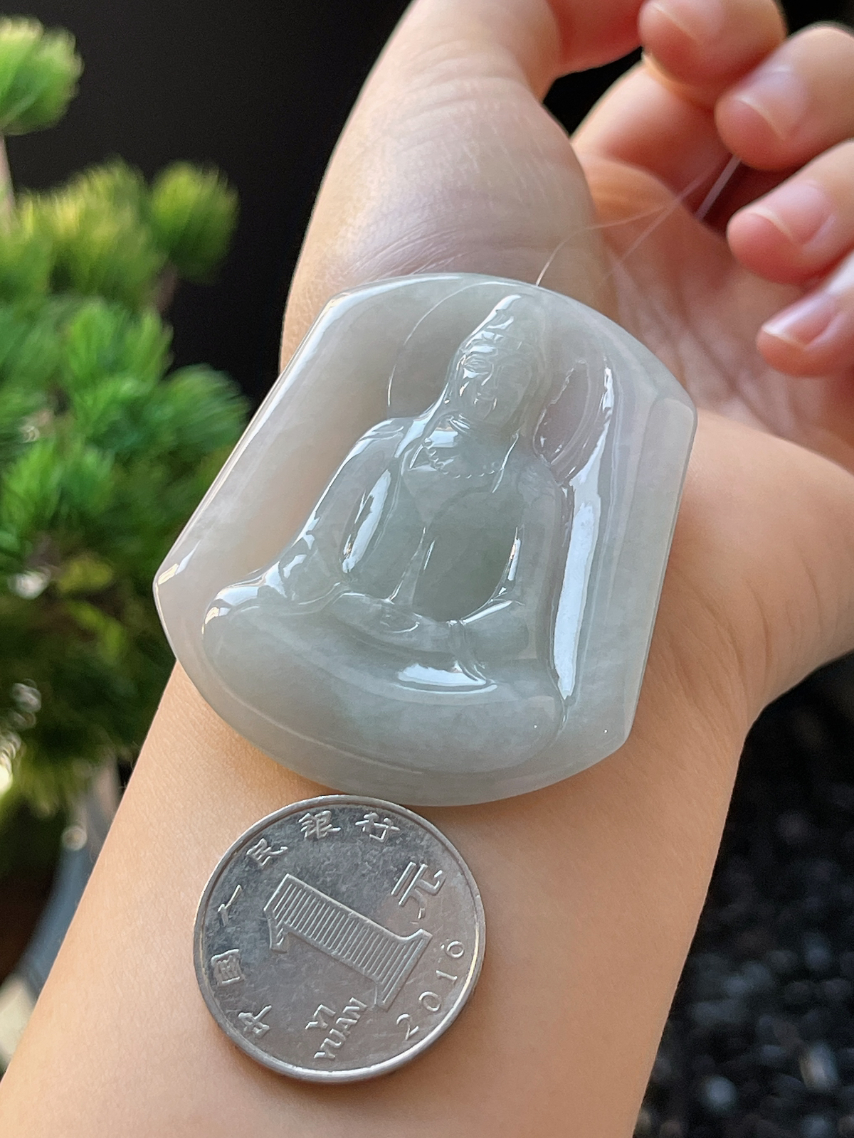 翡翠糯化种淡绿色吊坠