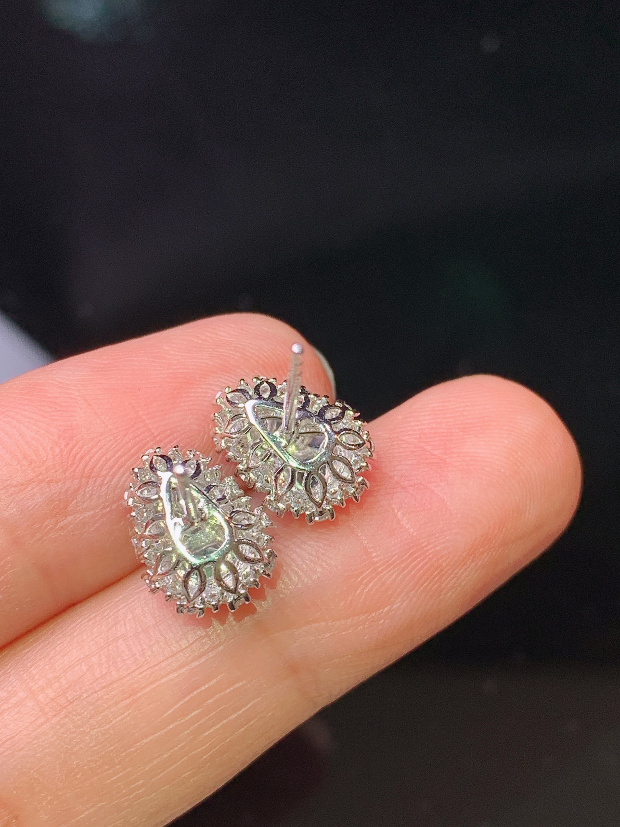 18k金钻镶嵌冰阳绿葫芦耳钉 玉质细腻 色泽艳丽清新 水润亮眼 整体尺寸11.3*8.5*6.5 f1
