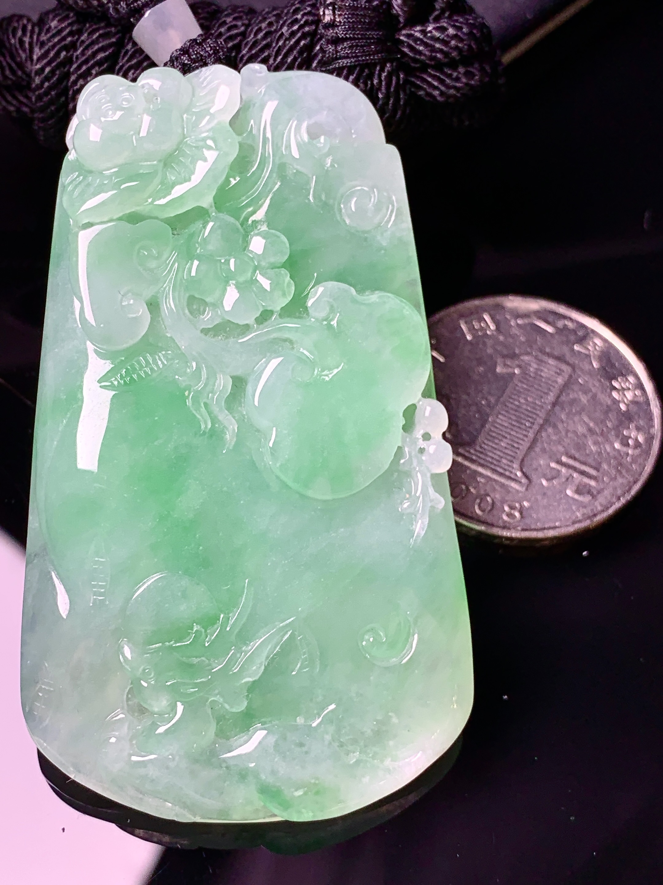 飘阳绿梅花牌吊坠 玉质细腻 色泽艳丽清新 水润亮眼 整体尺寸59*24.5*7 a5