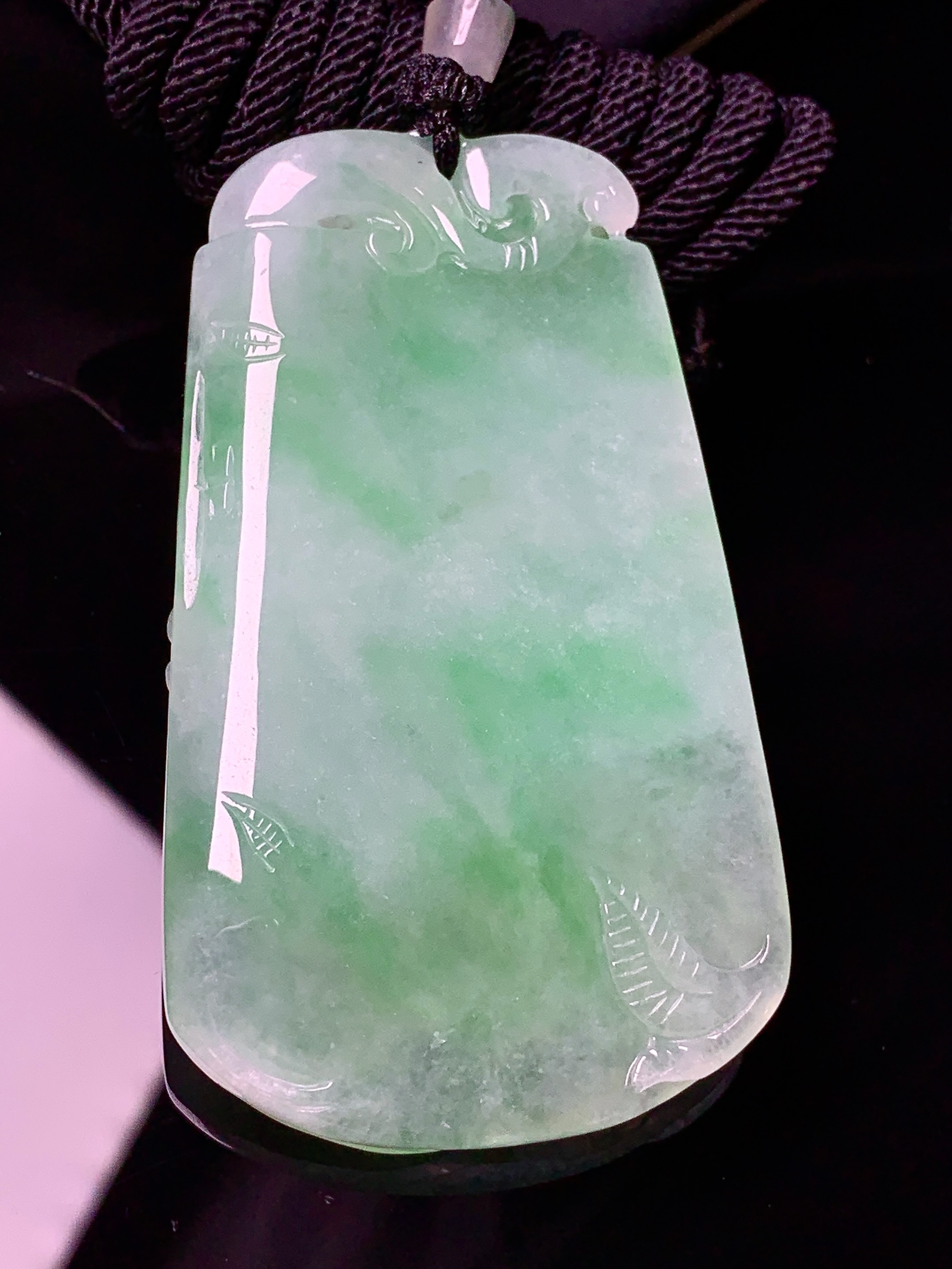 飘阳绿梅花牌吊坠 玉质细腻 色泽艳丽清新 水润亮眼 整体尺寸59*24.5*7 a5