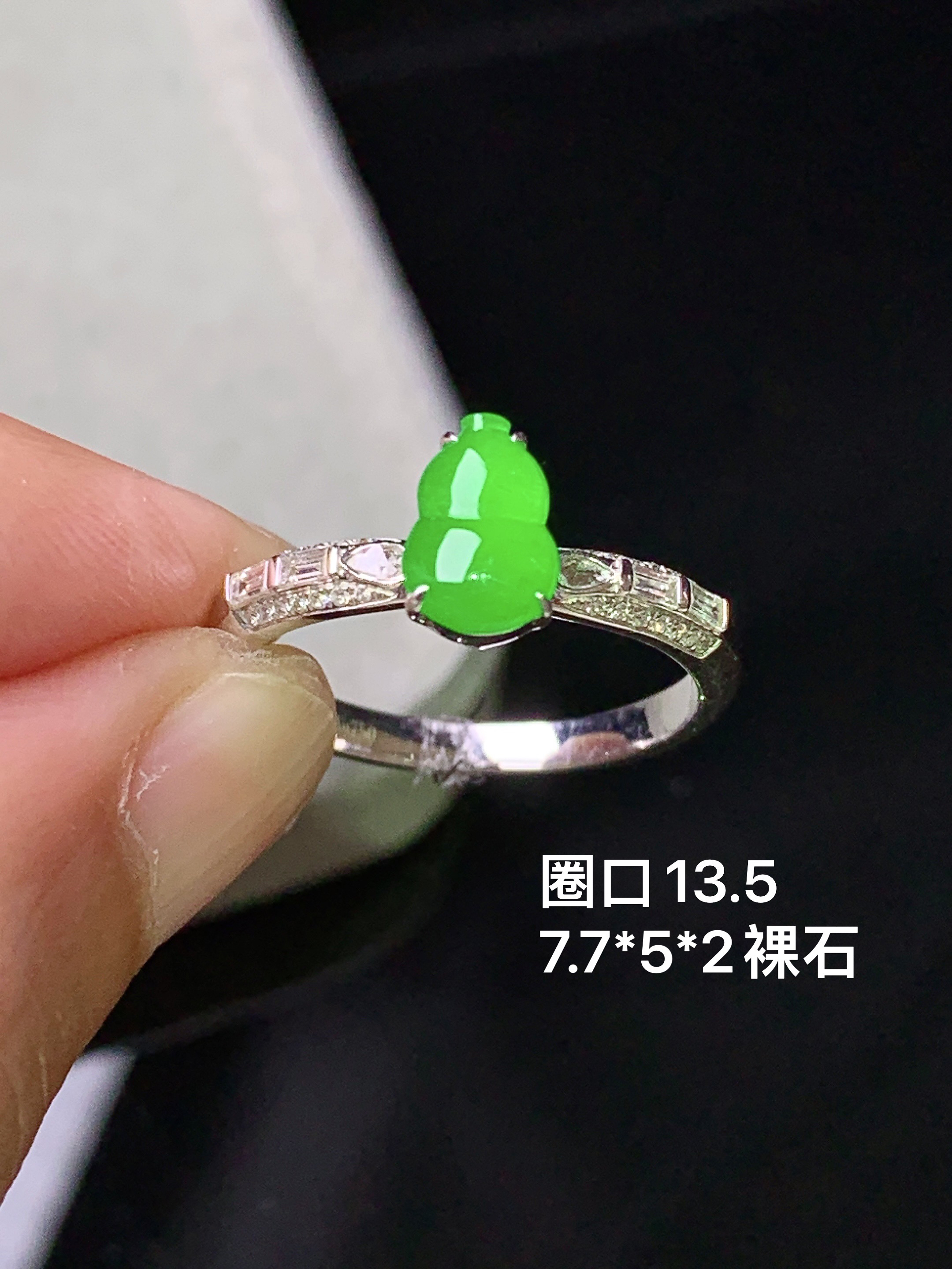 18k金钻镶嵌冰阳绿葫芦戒指 玉质细腻 色泽艳丽清新 水润亮眼 圈口13.5 裸石尺寸7.7*5*2 m7