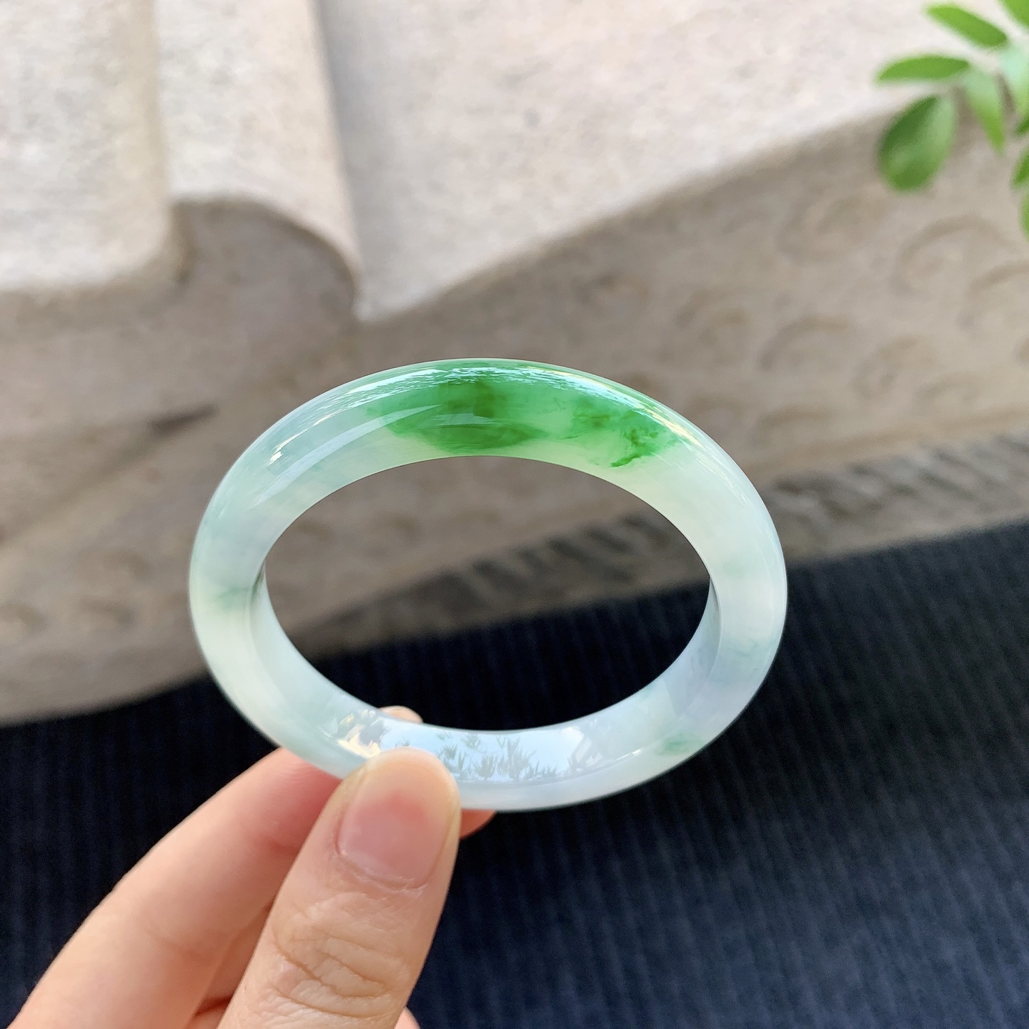 正圈49 50【圈口】50.6/9.4/7.8【编码】B2072278【描述】细糯飘辣绿，水润，种老，细腻，打灯有絮线