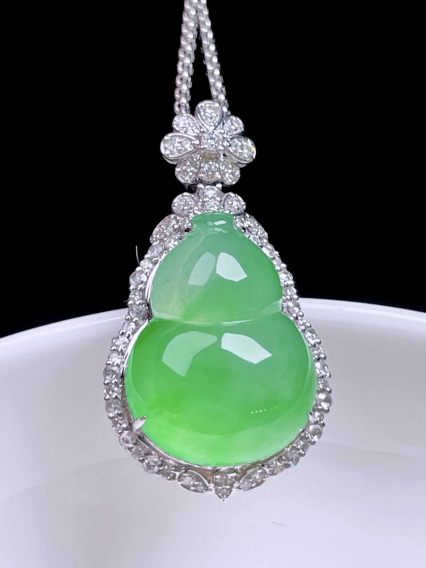 ️ 阳绿葫芦 色泽鲜艳，油润起胶，18k金镶嵌 整体：30/16.7/11.5 裸石：18/13.6