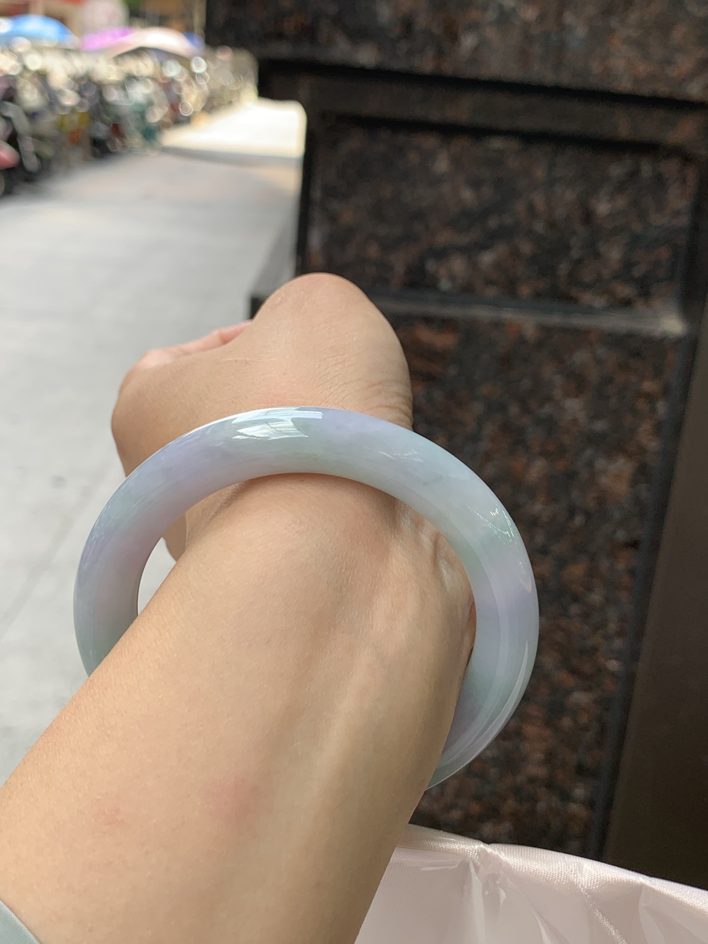 春彩圆条 56.7-10.2-10.1 0723-467-41 打灯纹裂，底妆细腻，果绿花色碰上梦幻般的春，像是融化了的春天，所有的美好交织在一起，让人心生宁静而淡淡的欢喜