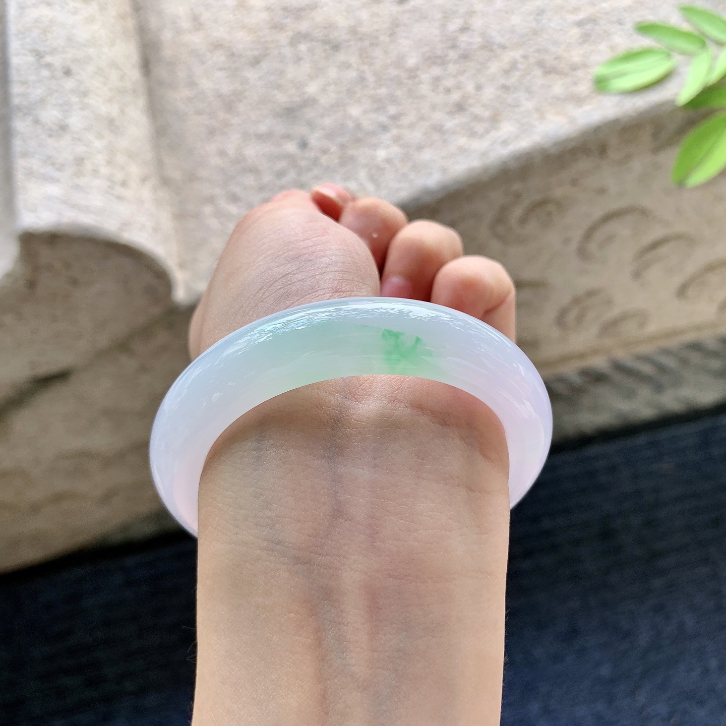 正圈53 54【圈口】54/12/9【编码】H6072352【描述】冰糯春彩，水润，种老，细腻，打灯有棉线