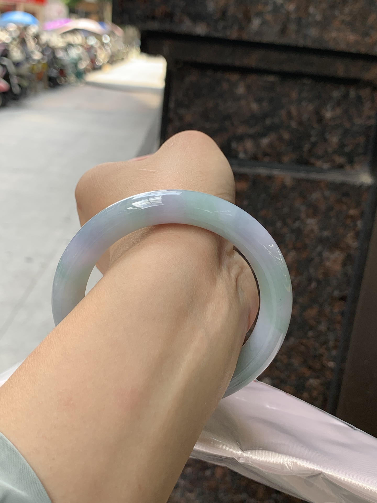 春彩圆条 56.7-10.2-10.1 0723-467-41 打灯纹裂，底妆细腻，果绿花色碰上梦幻般的春，像是融化了的春天，所有的美好交织在一起，让人心生宁静而淡淡的欢喜