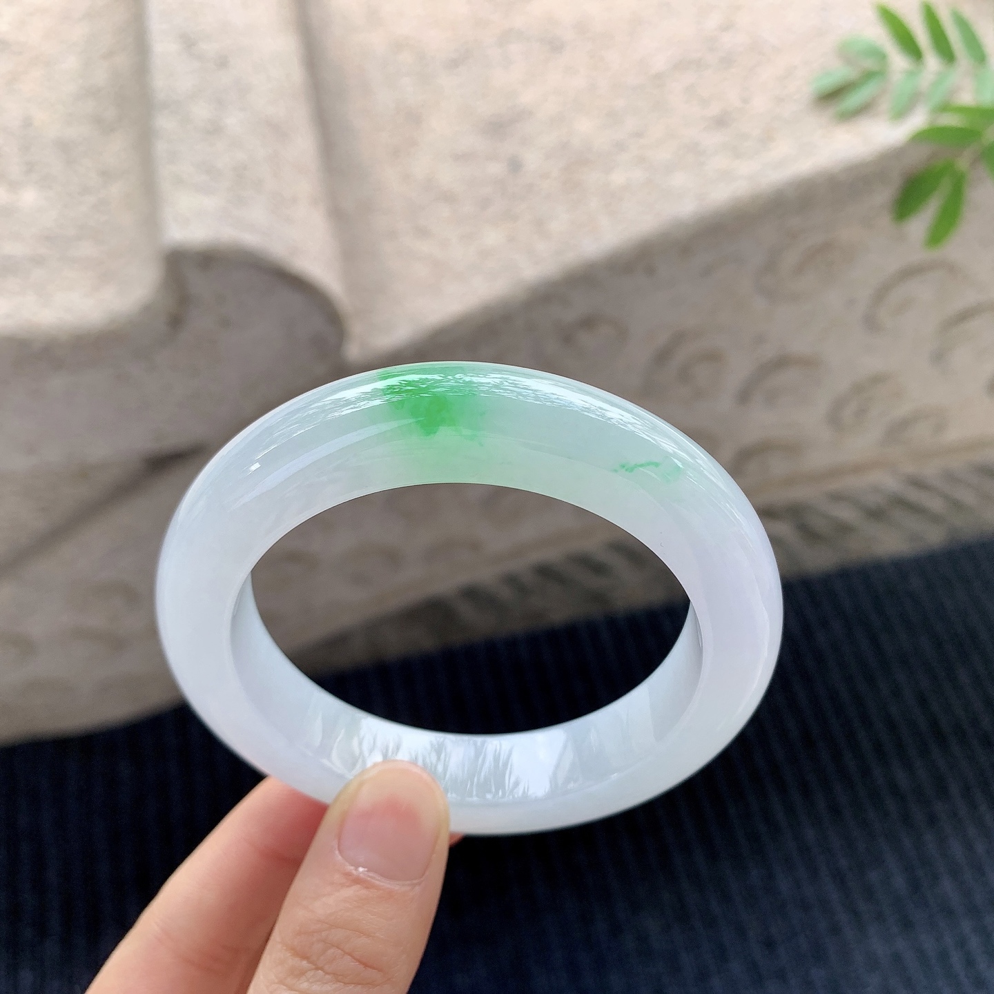 正圈54 55【圈口】55.8/12/10【编码】D5072241【描述】细糯飘绿，水润，种老，细腻，有棉纹