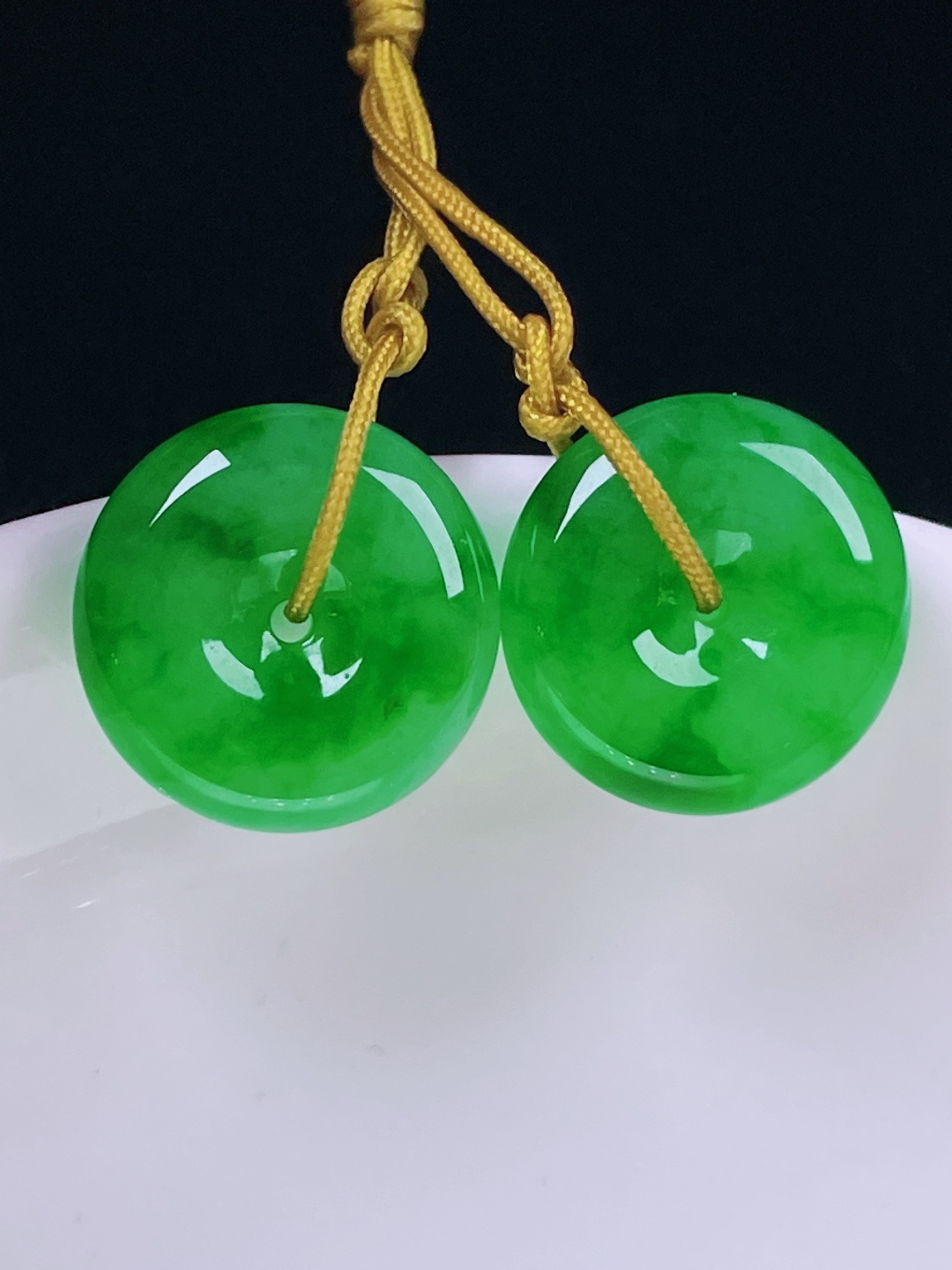 ️辣绿耳坠，老种起光，细底通透，尺寸：裸石15/4.7mm0723