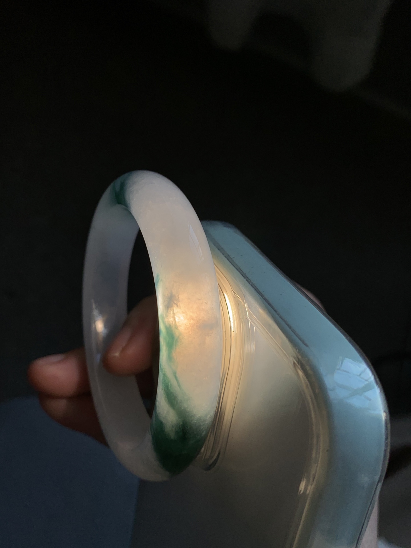 正圈53 54【圈口】54.6/11.8/8.4【编码】C5072317【描述】冰糯飘花，水润，种老，细腻，打灯有棉线