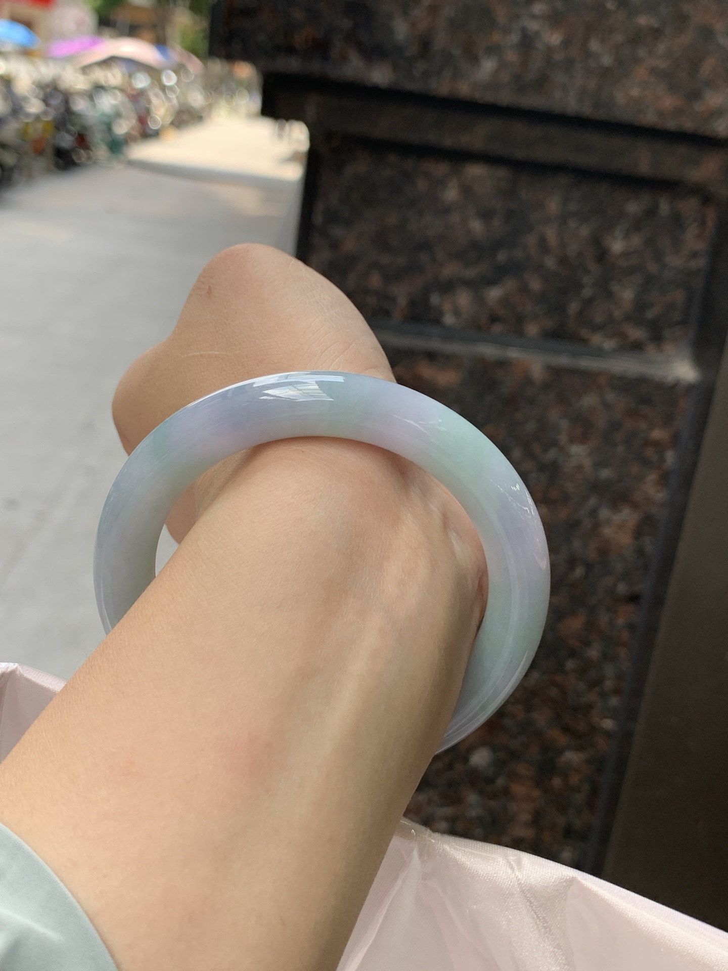 春彩圆条 56.7-10.2-10.1 0723-467-41 打灯纹裂，底妆细腻，果绿花色碰上梦幻般的春，像是融化了的春天，所有的美好交织在一起，让人心生宁静而淡淡的欢喜