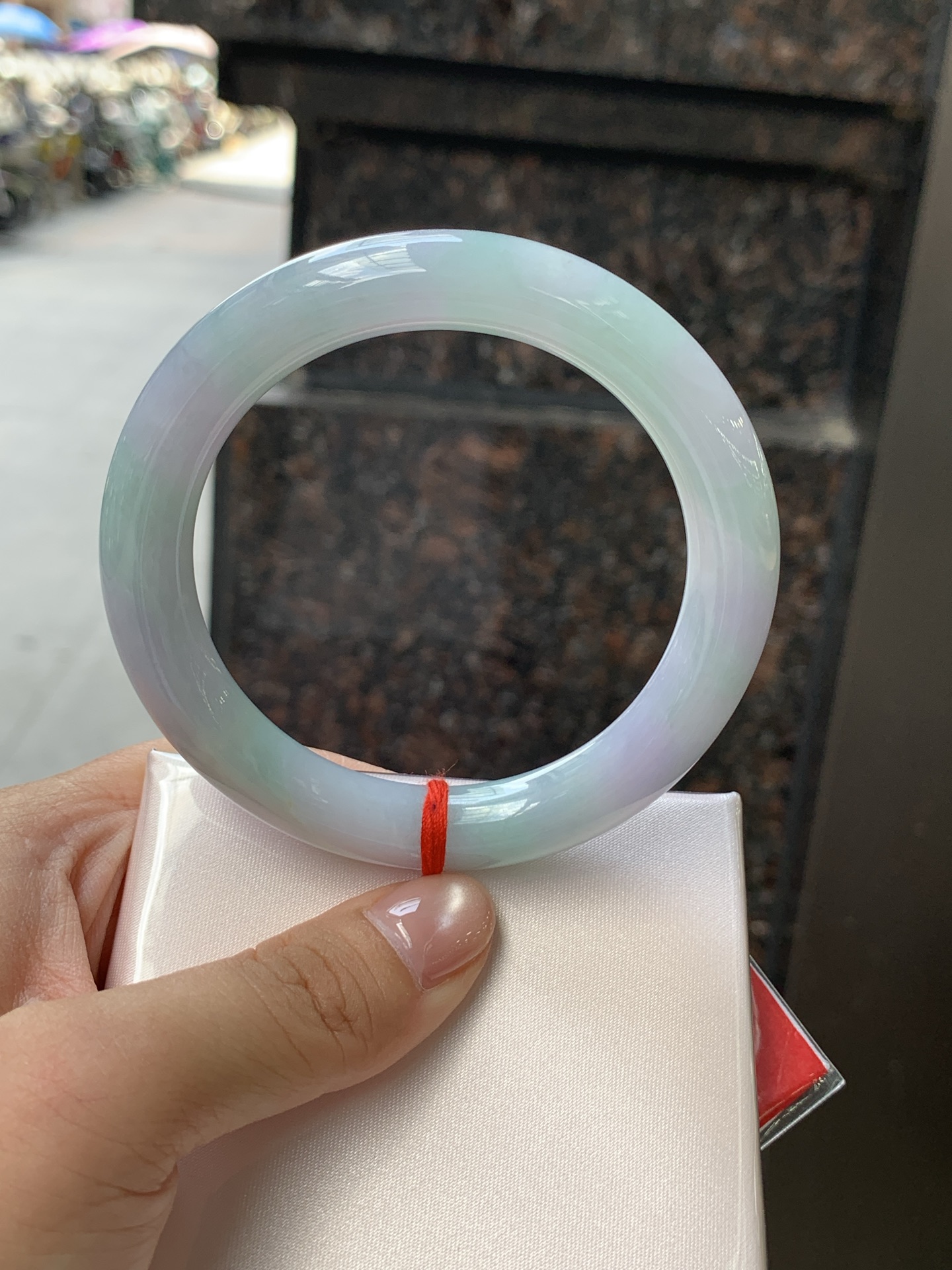 春彩圆条 56.7-10.2-10.1 0723-467-41 打灯纹裂，底妆细腻，果绿花色碰上梦幻般的春，像是融化了的春天，所有的美好交织在一起，让人心生宁静而淡淡的欢喜