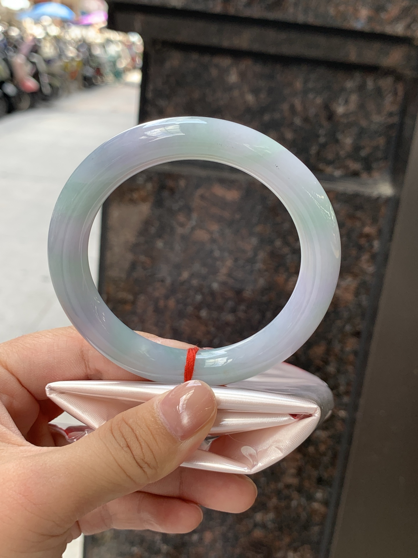 春彩圆条 56.7-10.2-10.1 0723-467-41 打灯纹裂，底妆细腻，果绿花色碰上梦幻