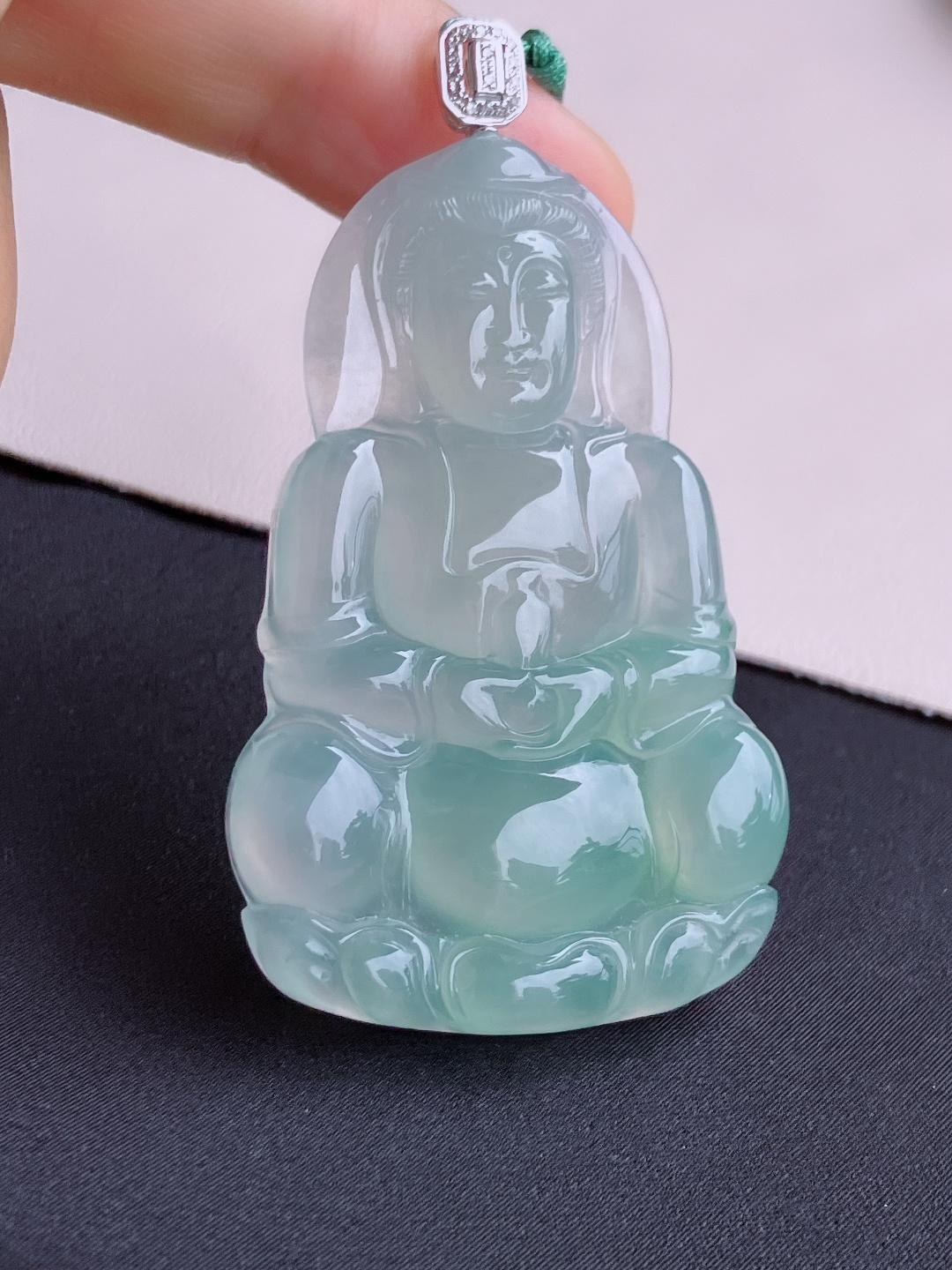底色观音，晶莹剔透，面容慈祥，尺寸65.5/58/36.6/6.5/自然光实拍