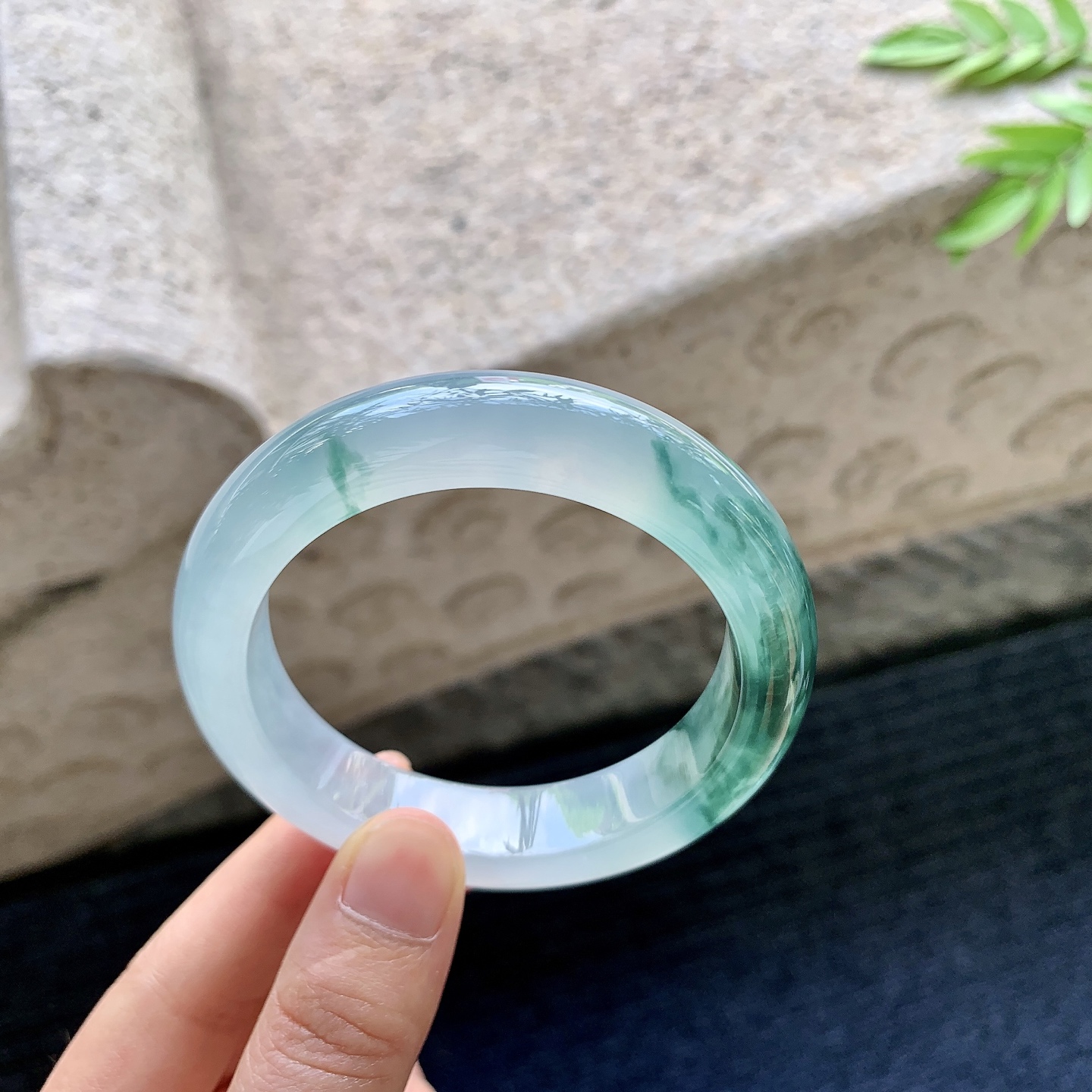 正圈53 54【圈口】54.4/13/9.2【编码】TB072535【描述】冰飘花，清透，水润，种老，细腻，无裂