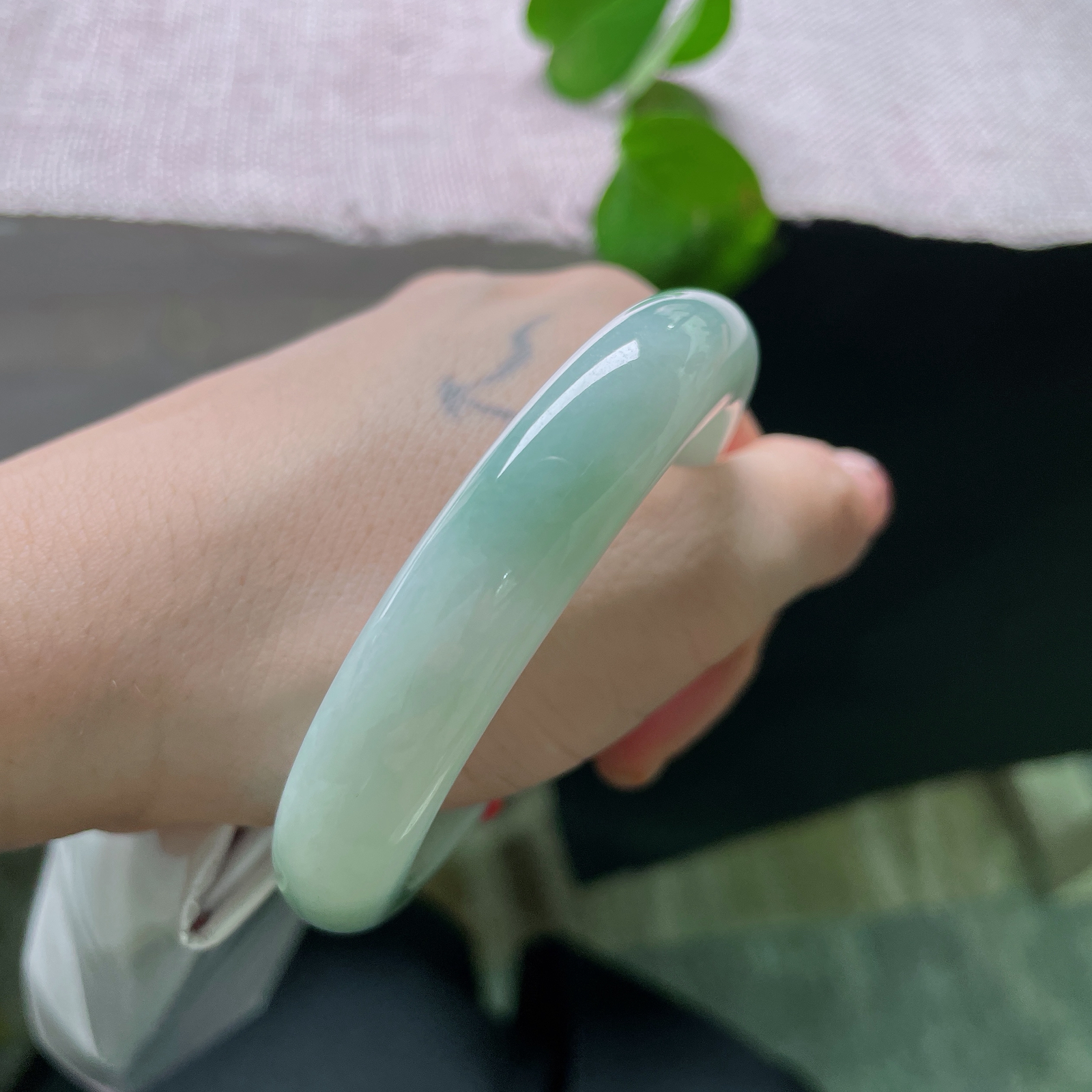 55/12/9，绿底正圈，完美，玉质细腻，一点天然墨瑕点缀，藏独一份原生含蓄缺憾之美。ss54129a
