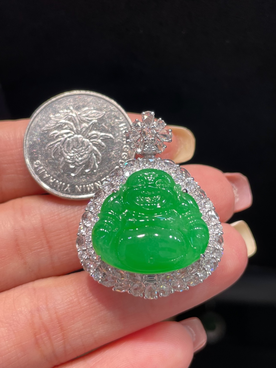 ️ 翡翠A货 佛公吊坠 阳绿满色，料子冰润细腻，种老起光，18k金镶真钻，上身佩戴效果很好 整体34-26.1-13.8裸石17.9-19.9-3.5
