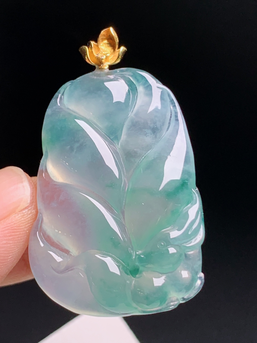 高冰飘花九尾狐吊坠，玉质清透起荧光，飘花灵动飘逸，金镶莲花扣头精致典雅，寓意事业有成