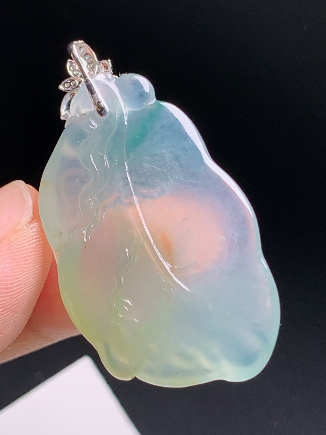 冰黄翡树叶吊坠，冰润底质飘俏色黄绿绿花，精工雕刻饱满圆润，精致镶头显贵气