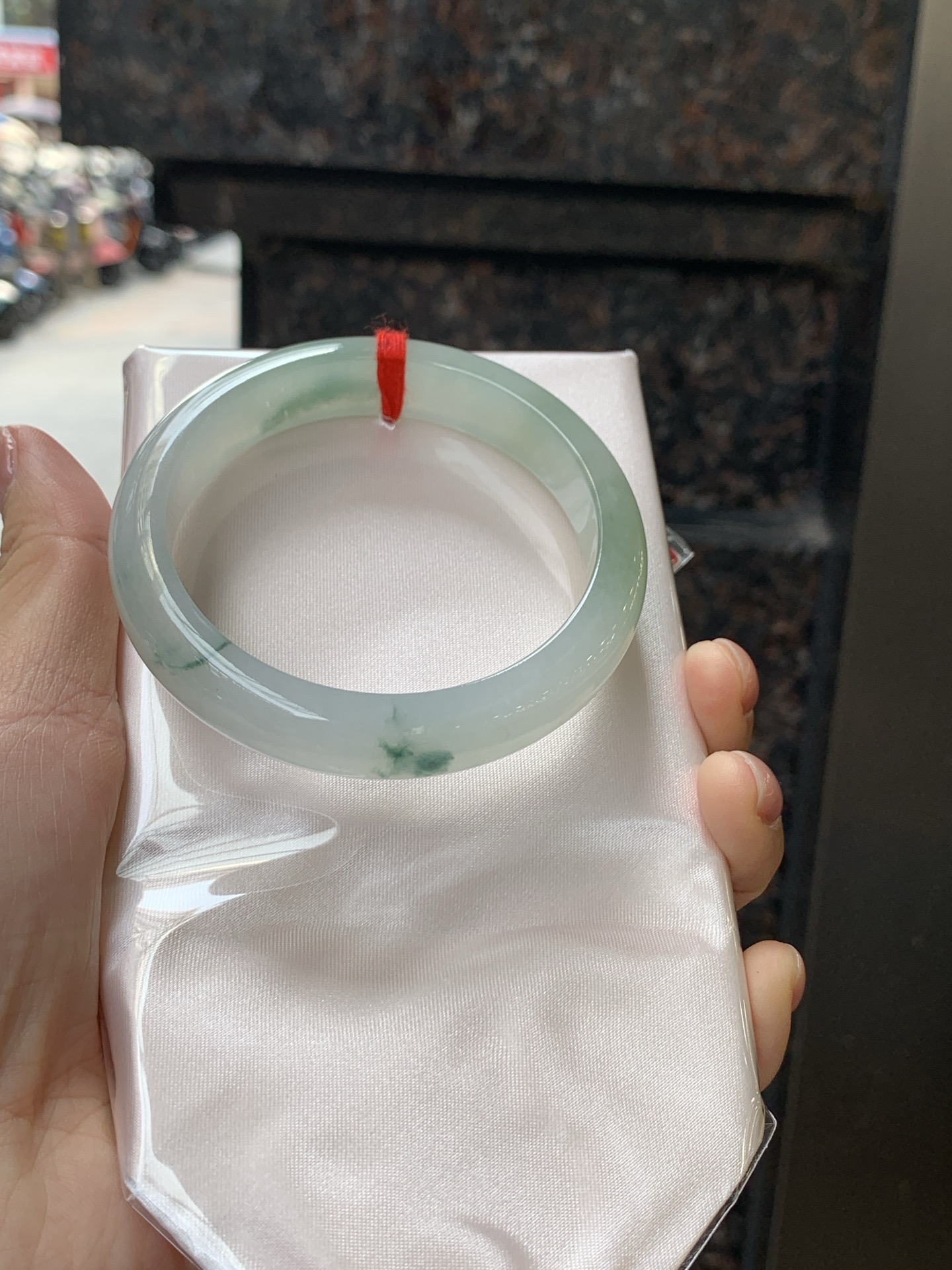 冰飘花正圈 56.2-12.2-7.7 0724-4A170 无裂，底妆胶润，一朵蓝绿花灵动飘逸，勾勒出一幅唯美诗意的山水意境画，古典优雅又秀气