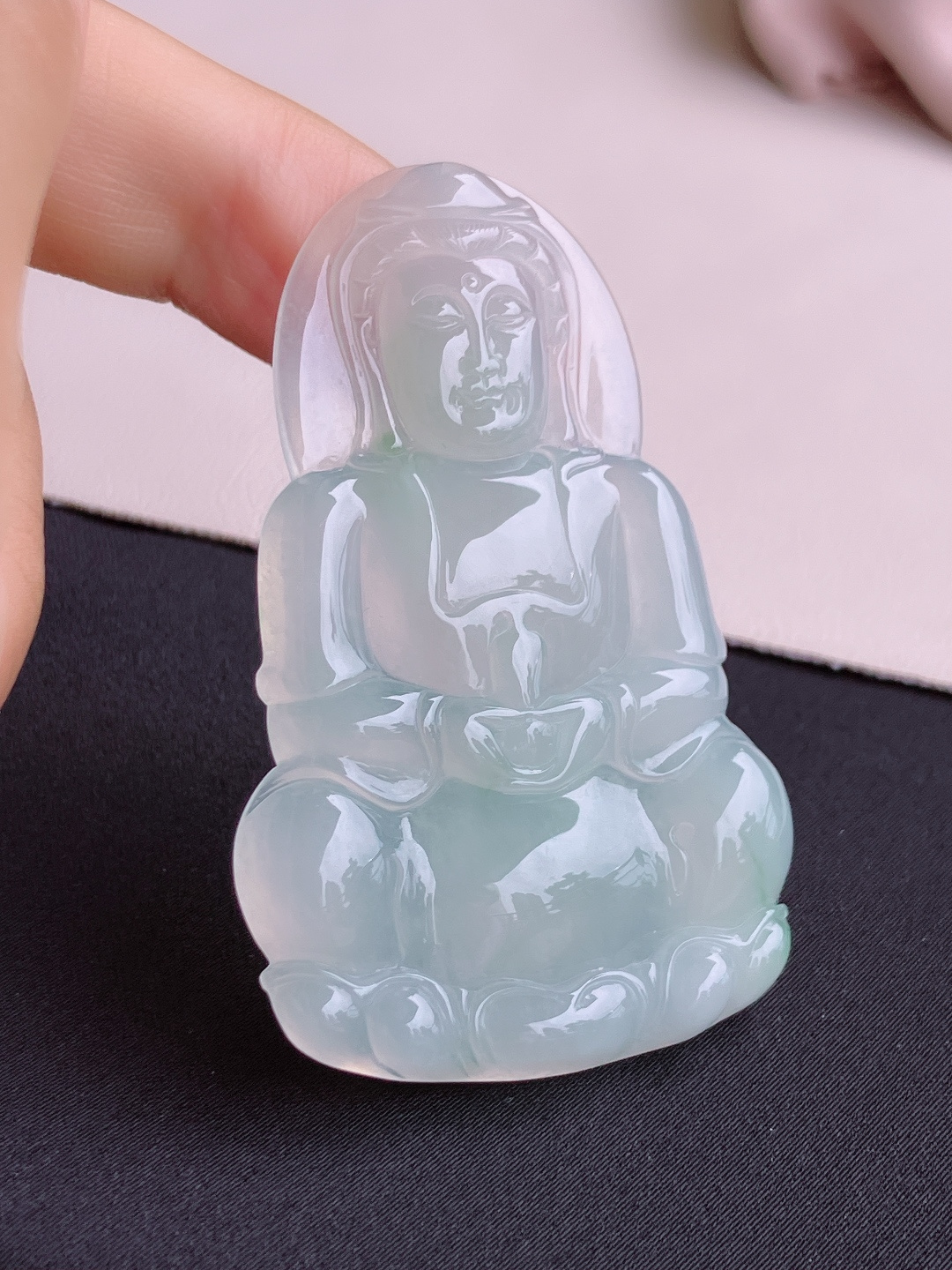 冰透观音，晶莹剔透，面容慈祥，尺寸60.5/38/5.6/自然光实拍