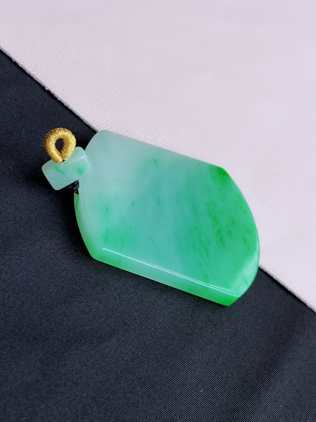 ️翠绿平安牌，简约时尚，尺寸47.3/39.5/4.6/自然光实拍