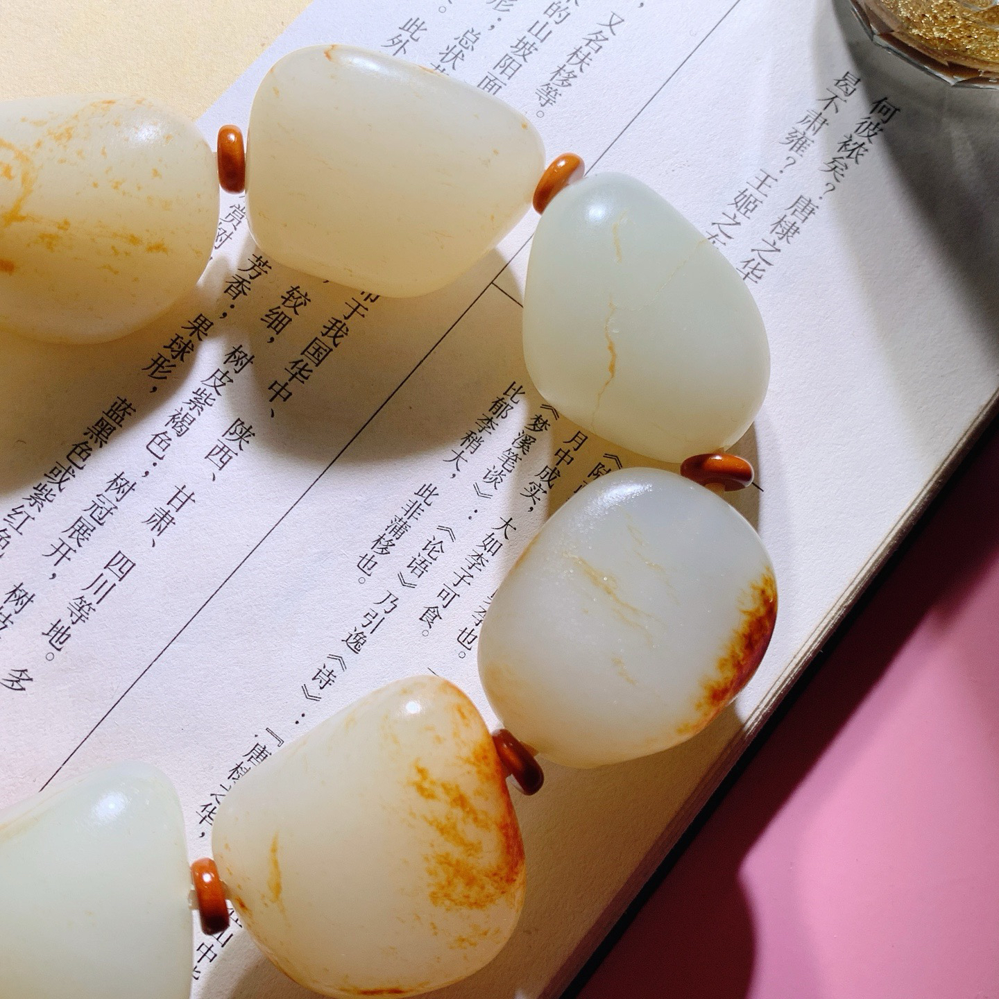 新疆和田玉白玉籽料手串 单颗尺寸28/19/16重119克。玉质细腻油润。手推出油。品相大气 lt260724