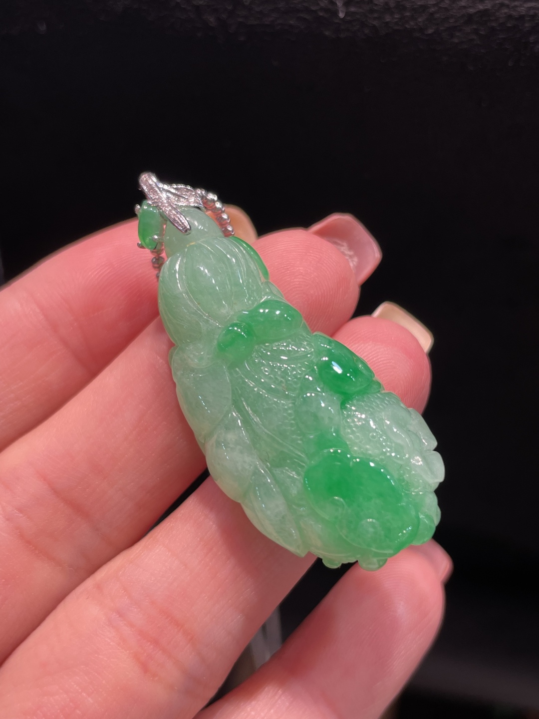 ️翡翠A货 白菜吊坠 阳绿满色，料子冰润细腻，种老起光，18k金镶真钻，上身佩戴效果很好 尺寸如图，40-18.6-10.9