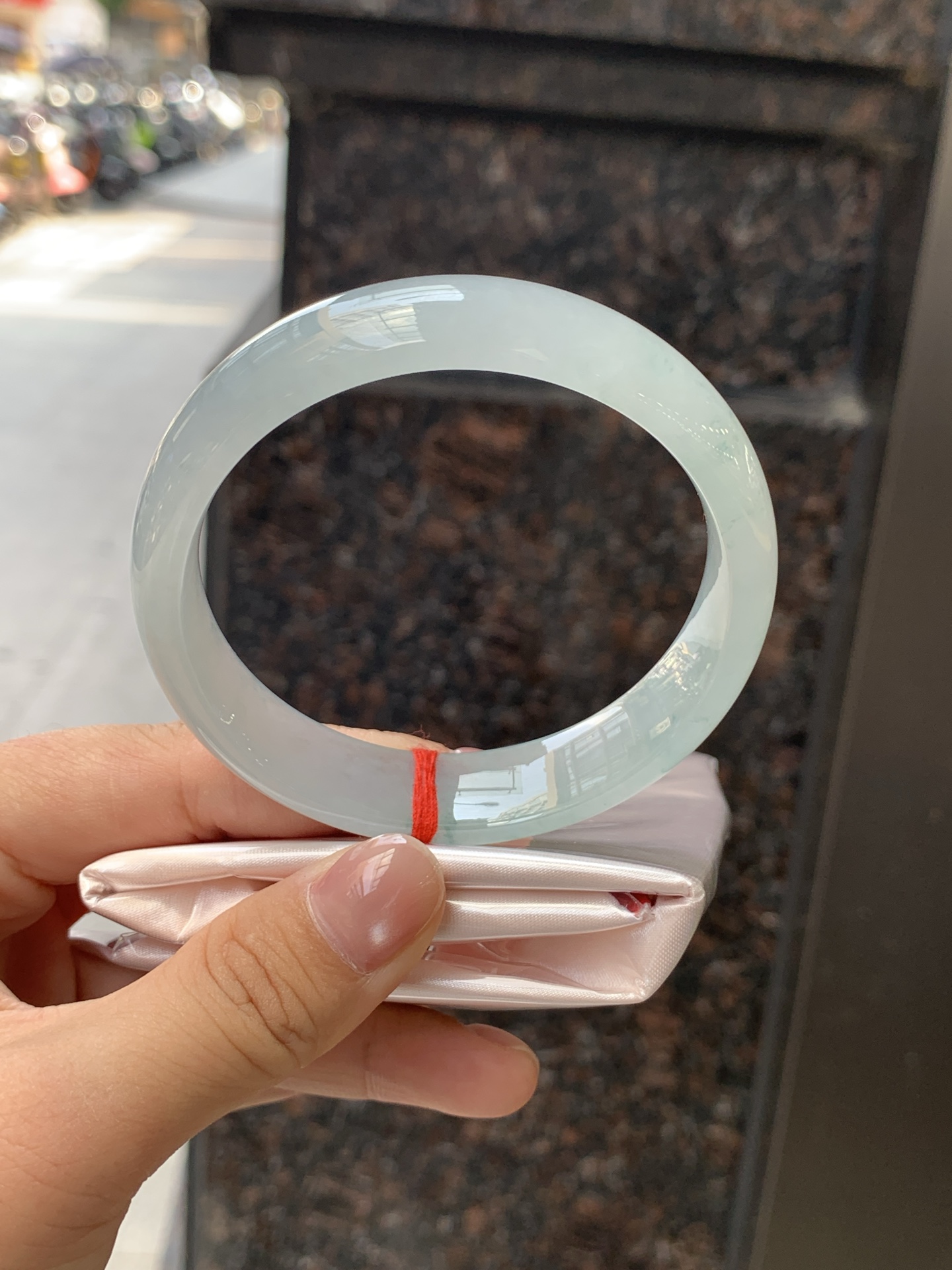 冰飘花正圈 59.3-15-7.3 0724-N1425 无裂，底妆冰润起光感，冰底中开出了朵朵蓝绿花，飘花灵动飘逸，勾勒出一幅唯美诗意的山水意境画，古典优雅又秀气