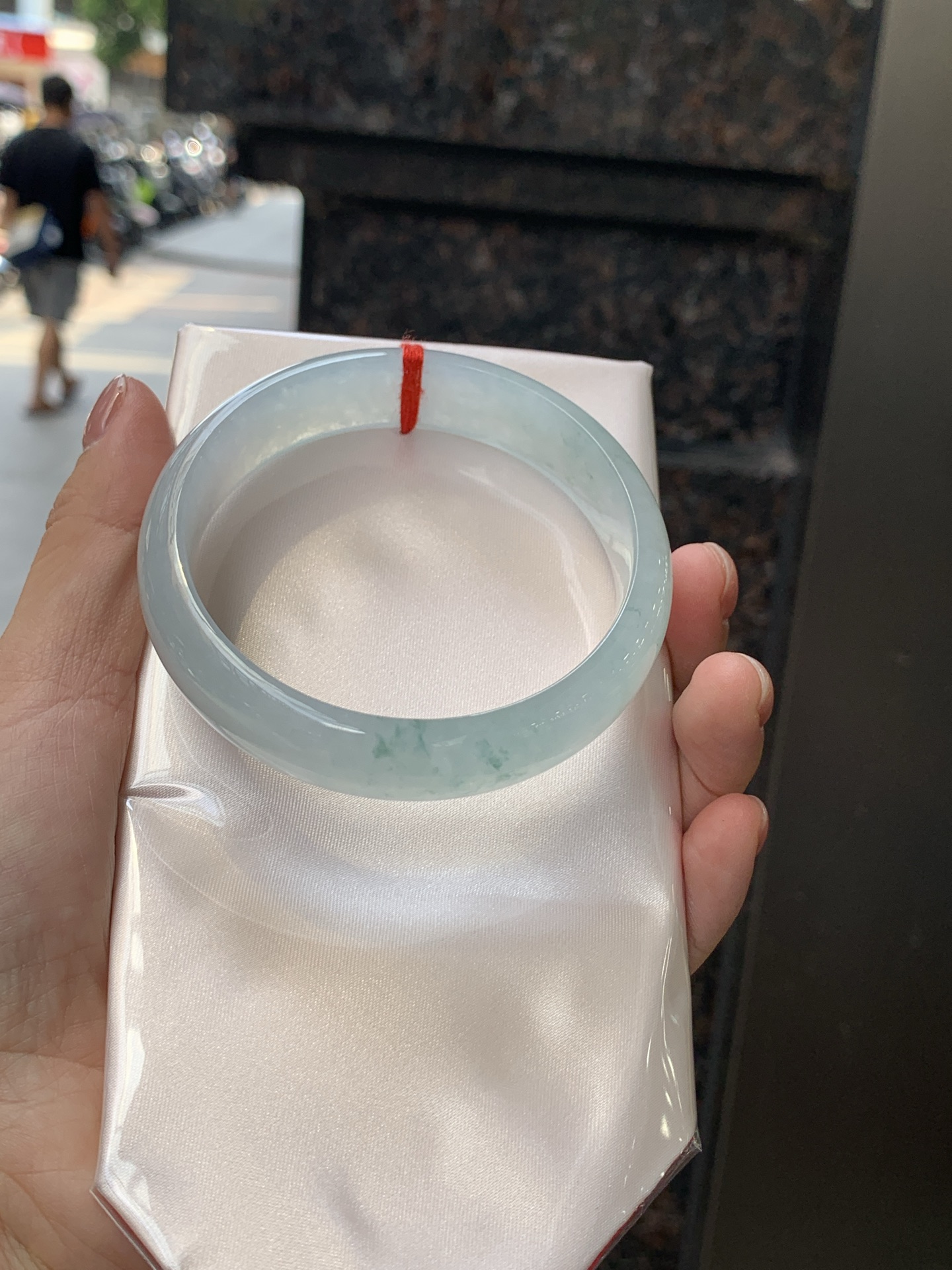 冰飘花正圈 59.3-15-7.3 0724-N1425 无裂，底妆冰润起光感，冰底中开出了朵朵蓝绿花，飘花灵动飘逸，勾勒出一幅唯美诗意的山水意境画，古典优雅又秀气