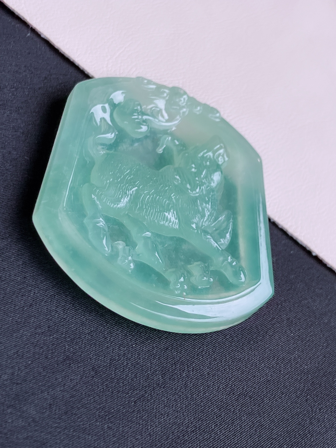 绿底生肖牛牌，晶莹剔透，尺寸51.3/43.6/5.8/自然光实拍