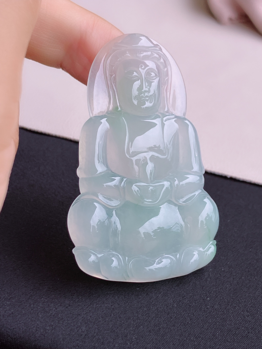 冰透观音，晶莹剔透，面容慈祥，尺寸60.5/38/5.6/自然光实拍
